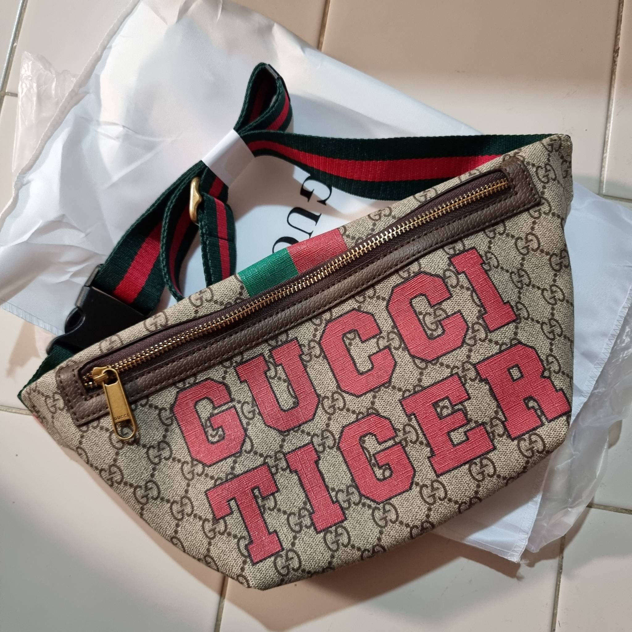 GUCCI BELT BAG ไอเท็มที่หนุ่มๆเรียกร้อง GC waist bag กระเป๋าคาดอก/คาดเอว คอลเลคชั่นฉลองปีเสือ โดดเด่นด้วยลายพรินท์จัมโบ้ ไม่เหมือนใคร วัสดุหนังแคนวาส เปิด-ปิดด้วยซิป ภายในแบ่งสัดส่วน มีช่องซิป และช่องย่อยให้อีก สายสะพายปรับได้ สายสปอร์ต สายแคมป์ปิ้ง หรือจ