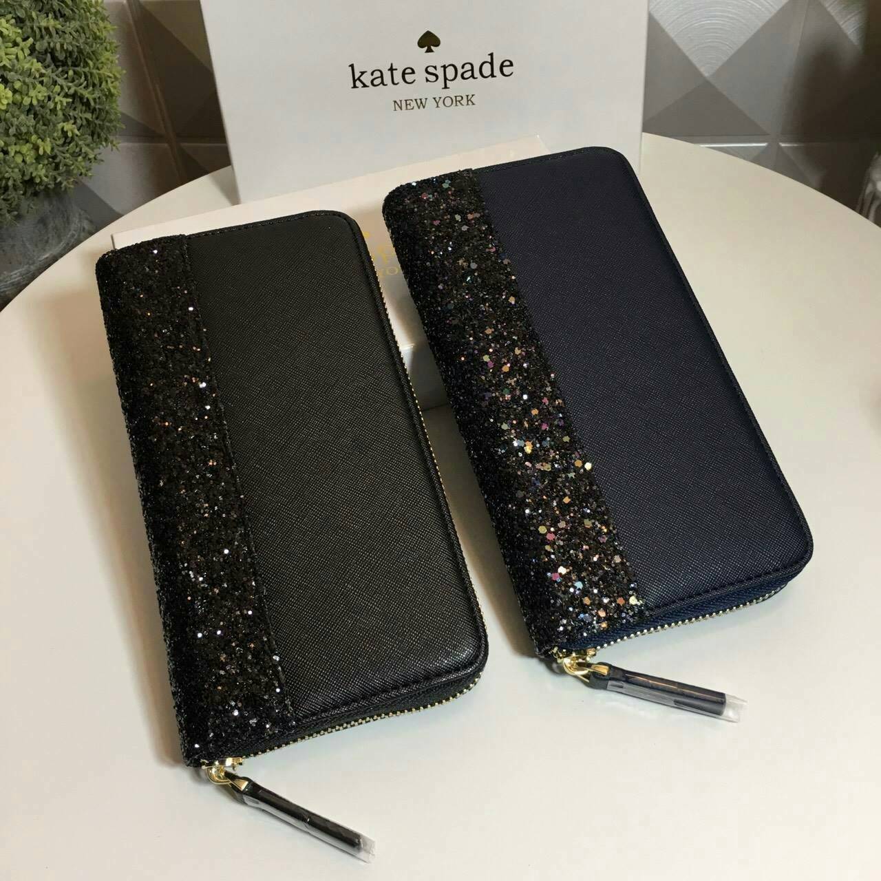 KATE SPADE LONG WALLET กระเป๋าสตางค์ใบยาวรุ่นใหม่ล่าสุดหนัง Saffiano สไตล์ PRADA สวยน่าใช้ตัวกระเป๋าตกแต่งด้วยกลิทเตอร์ ภายในมีช่องซิป1ช่อง และช่องใส่บัตรหลายช่อง ใส่เหรียญ บัตรได้เยอะ ตัวจริงสวยน่าใช้มากค่ะ