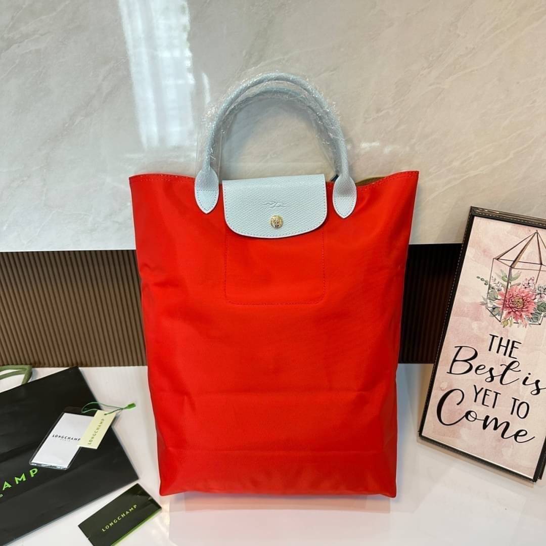 LONGCHAMP LE PLIAGE RE-PLAY TOP HANDLE BAG สินค้ารุ่นลิมิเต็ด collection สุดปัง ซื้อใบเดียวเหมือนได้2 ใบ กระเป๋าสะพายแนวตั้งที่กว้างขวาง มีเอกลักษณ์เฉพาะตัวแต่มีดีไซน์ที่น่าดึงดูด