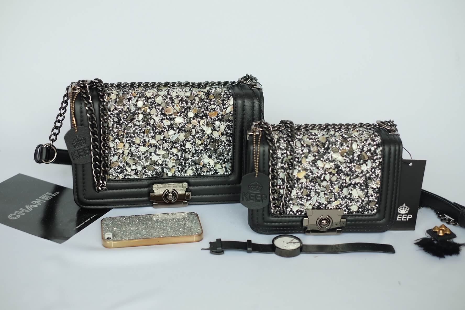 แบบมาใหม่ Limited กันเลยค่า 👍 ทางร้าน ได้กระเป๋า จากแบรนด์ KEEP ทรง Chanel สุดหรู รุ่น KEEP shoulder diamond chain bag สวย หรู มากๆ เลยน๊า กระเป๋าอยู่ทรงสวยงามมากคะ สายโซ่ มีที่รองไหล่ สะพายสบายคะ สายปรับ สั้น ยาวได้คะ ภายในสีแดง มีช่องใส่ของ 1 ช่