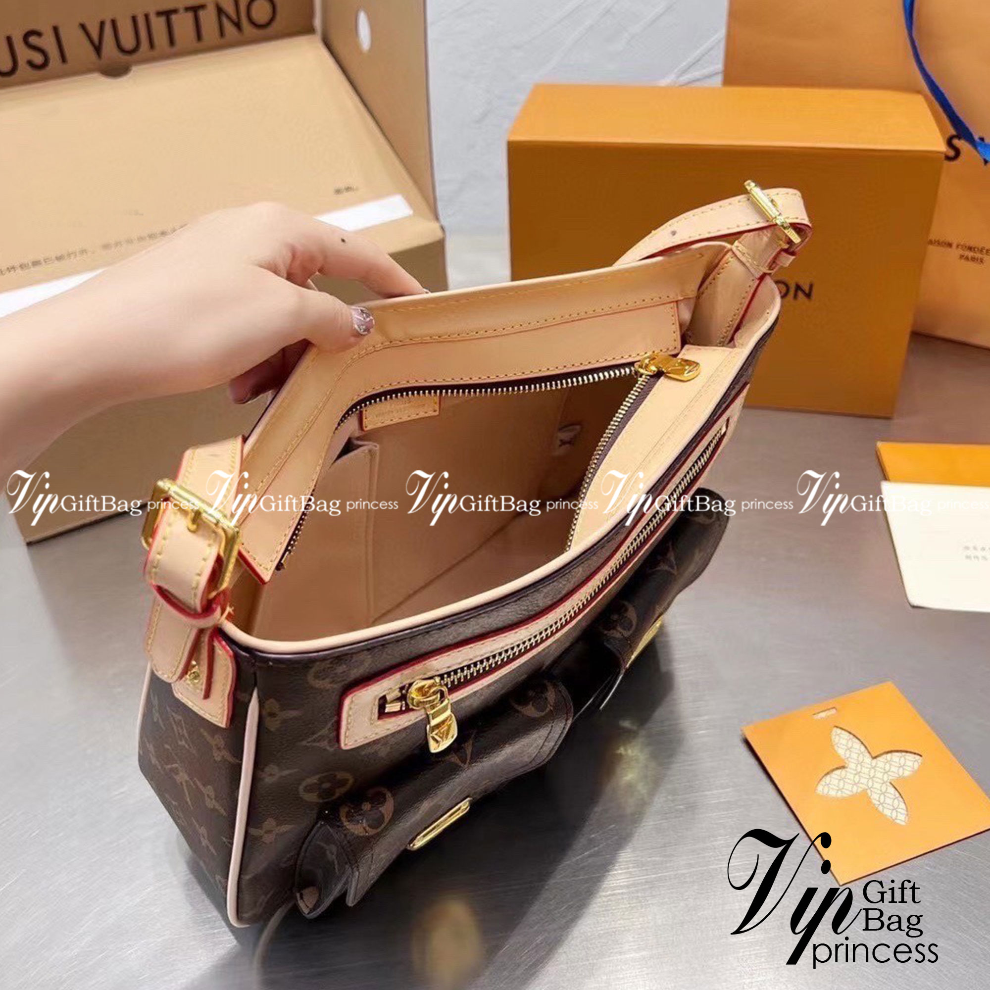 LV Hudson GM Monogram กระเป๋าสะพายสุดเท่ห์ไม่ซ้ำใคร Unisex ขนาดกำลังดี รูปทรงสวย ด้านหน้าโดดเด่นด้วยสกรีนโลโก้แบรนด์ วัสดุแคนวาส ผสมหนังแท้ ด้านในโล่งกว้าง มีช่องแยกย่อยไว้เก็บของสำคัญได้อย่างเป็นสัดส่วน จุของได้เยอะ พร้อมสายสะพาย ปรับระดับได้ตามการใช้งาน
