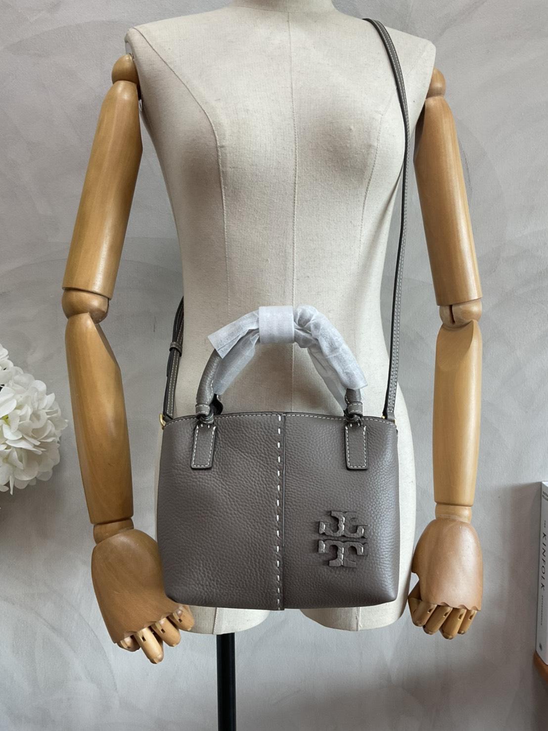 Tory Burch McGraw Mini Satchel กระเป๋าถือ/สะพาย Crossbody วัสดุหนังลูกวัวแท้ 100% ด้านหน้าประดับโลโก้หนัง ตัดเป็นรูปตัว T สัญลักษณ์แบรนด์ ตัวกระเป๋าเดินด้ายเล่นลายเพิ่มลูกเล่น เพื่อความเก๋!!