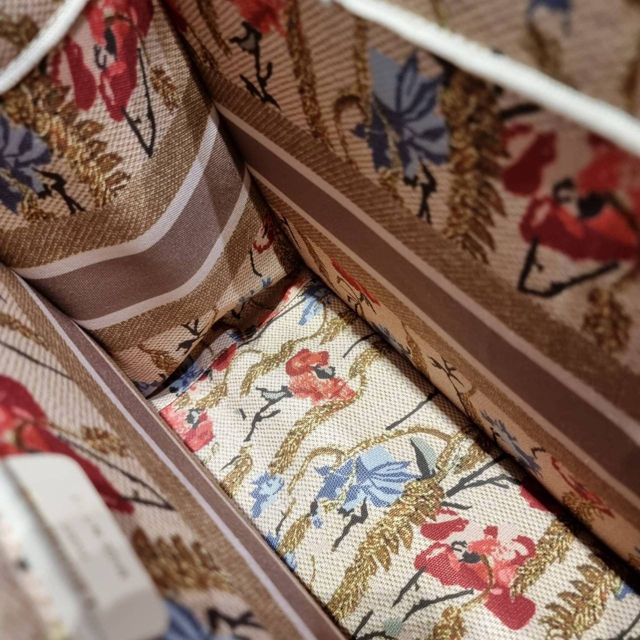 VIP 】HOT ARRIVAL!! DIOR CD SHOPPING BAG WITH GWP กระเป๋าทรงช้อปปิ้งใบใหญ่ จุใจ!! พรีเมี่ยมกิ๊ฟรุ่นดับเบิ้ลฮอต ดีไซน์คลาสสิควินเทจ สวยหรู วัสดุผ้าแคนวาสลายกราฟฟิค ภายในโล่งกว้างมากๆ ใส่ของจุสุดๆ โน้ตบุ้ค ไอแพด กระเป๋าสตางค์ มือถือ หรือเสื้อผ้ายังได้ สะพายค