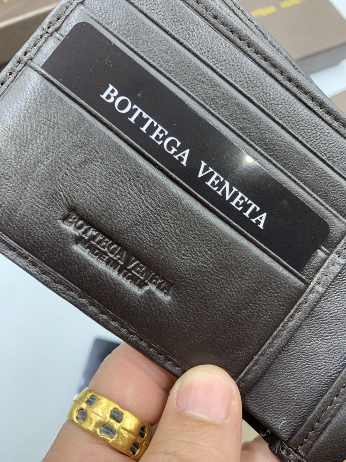 หนังแท้ BOTTEGA VENETA WALLET / BV Wallet พร้อมส่งที่ไทย กระเป๋าสตางค์ใบสั้นคุณผู้ชาย รุ่นตามหา มาเท่าไหร่ไม่เคยพอเลยค่า เป็นรุ่นคลาสสิกที่หยิบมาใช้งานได้บ่อยที่สุด งานหนังลูกวัวแท้ทั้งใบ ใช้ทนทานได้นาน ใช้ทนทานได้นานภาพสินค้าถ่ายจากงานขายจริง ใช้งานต่างป