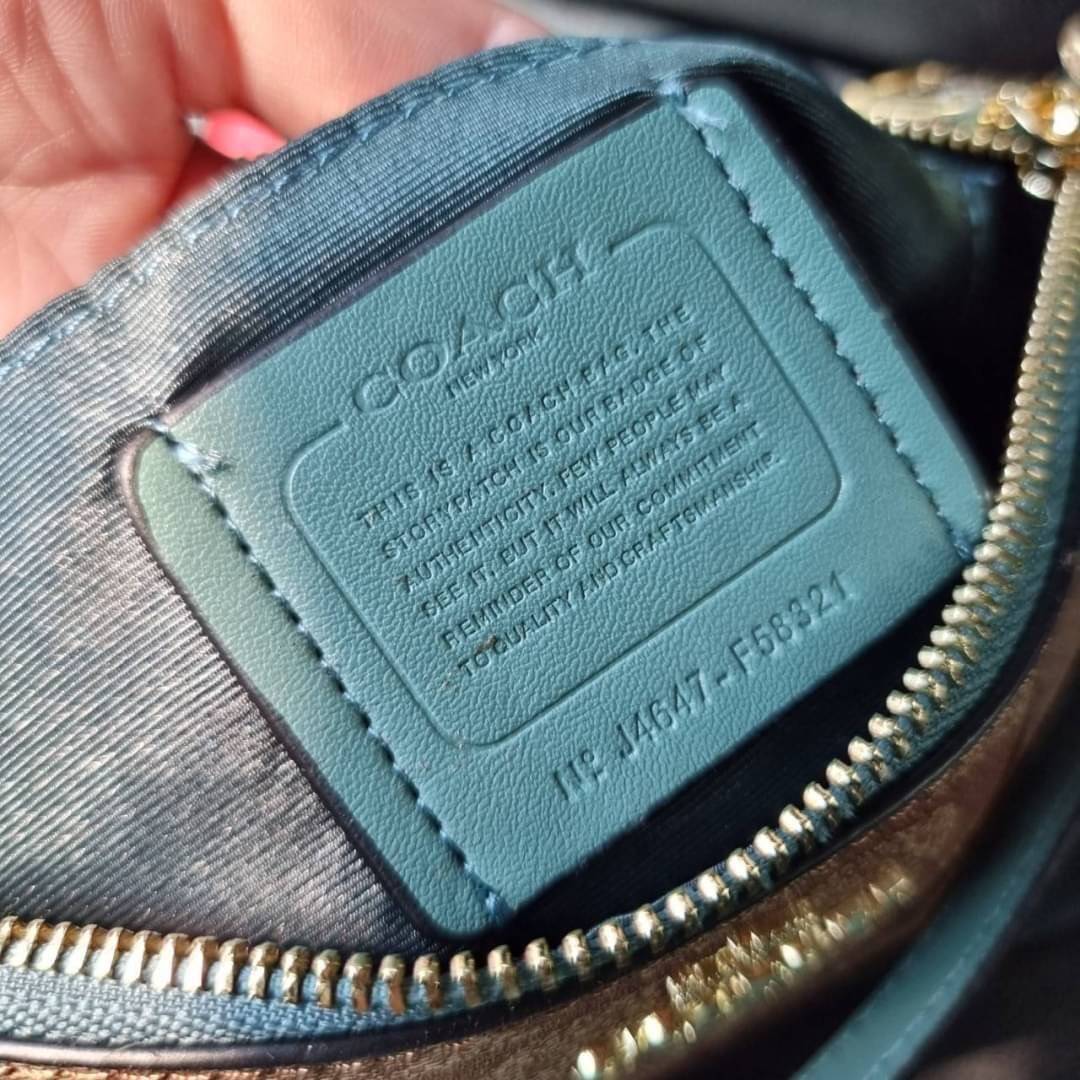 COACH F58321 TOP HANDLE POUCH อีกรุ่นฆ่าไม่ตาย!! 😎 ขายดีขายหมด ขายรวยขายปังๆ!! กระเป๋าพอชจากโค้ช ทรงใช้งานง่าย สะดวก กะทัดรัด วัสดุหนังแคนวาสเคลือบคุณภาพดี มาพร้อมสายคล้องในตัว และสายสะพาย crossbody ปรับเปลี่ยนได้ตามสไตล์ อีกหนึ่งไอเท็มที่สาวๆต้อง