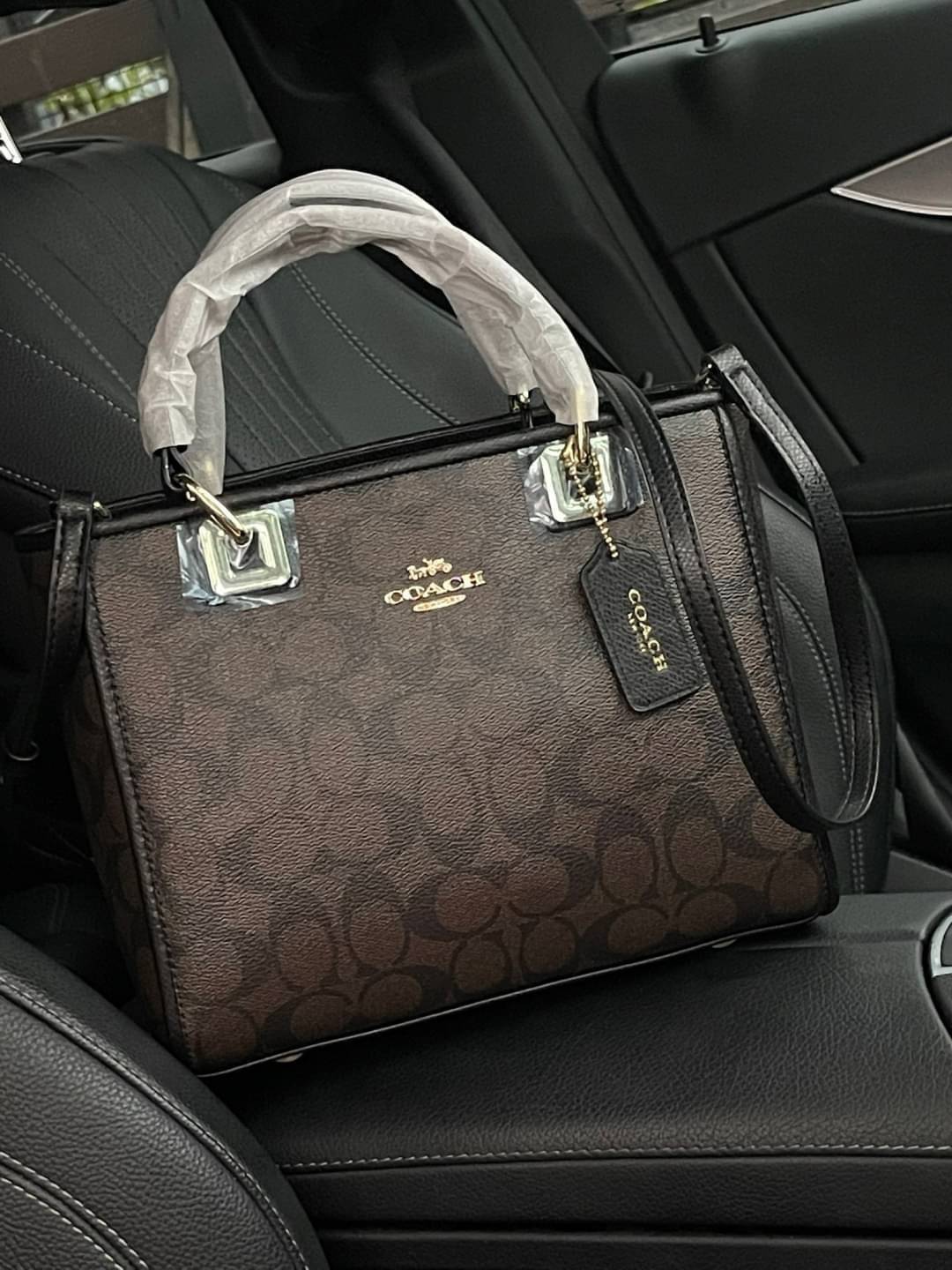 Coach Perry Tote Classic Bag F57568 รุ่นใหม่ล่าสุด กระเป๋ารูปทรงสี่เหลี่ยมสุดคลาสสิก เป็นกระเป๋าอเนกประสงค์ที่สามารถใช้ได้แทบทุกโอกาส ไม่ว่าจะไปเรียน, ไปทำงาน, ไปเที่ยว หรือแม้แต่ไปชอปปิง ด้วยขนาดที่กำลังดี ไม่ใหญ่เทอะทะ แต่ก็ไม่เล็กจนเกินไป มาพร้อมหูหิ้ว