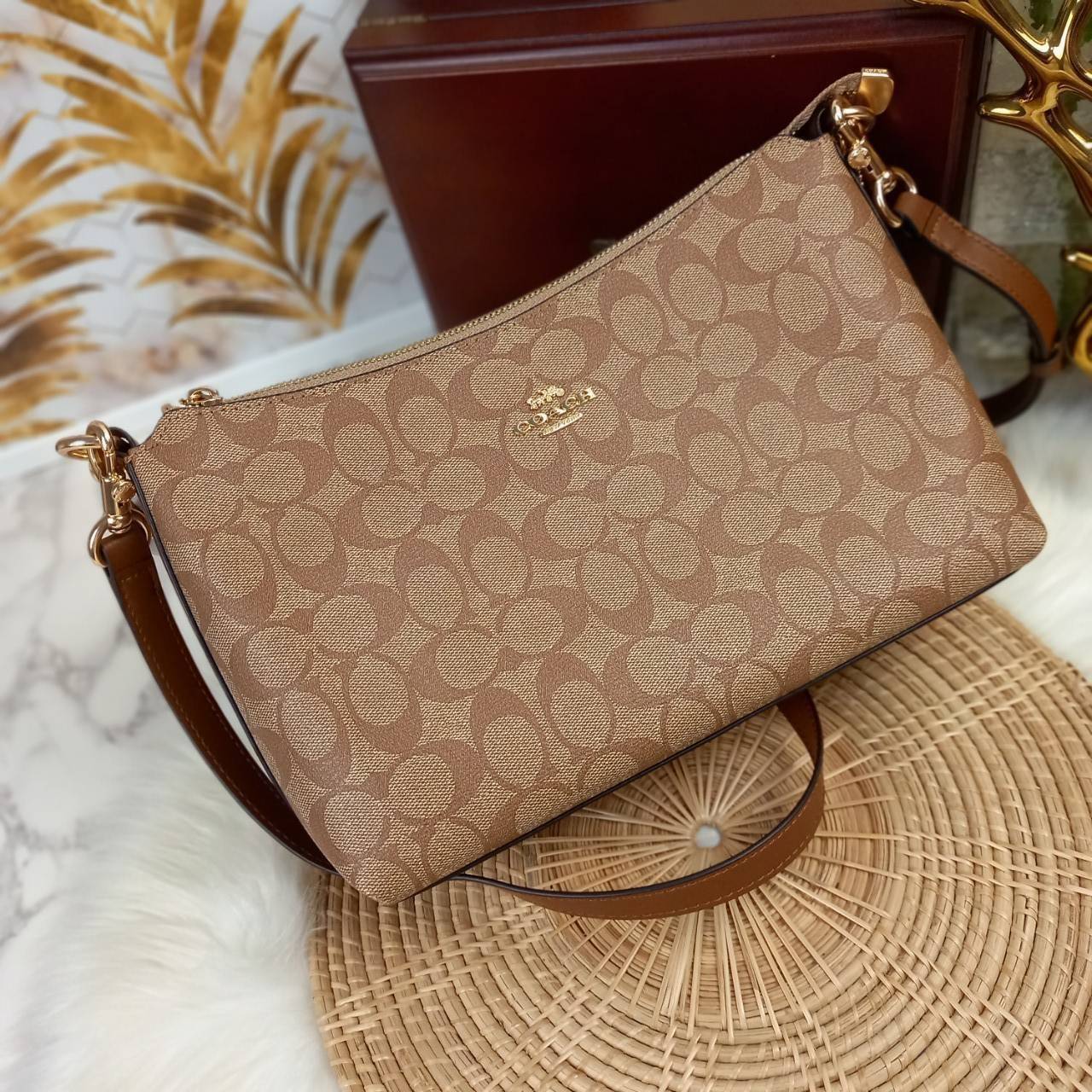 COACH LEWIS SHOULDER BAG IN SIGNATURE CANVAS (COACH F85696)🌺พอชใบใหญ่ ใส่ของได้จุใจ มีสายให้ 2 สาย อะไหล่สีทอง หรูหรา คลาสสิค สายยาวถอดได้ ปรับได้ ช่องด้านใน กว้างมากๆ ใช้ได้ทุกโอกาสจริงๆ แนะนำ ไม่ควรพลาดจ้า