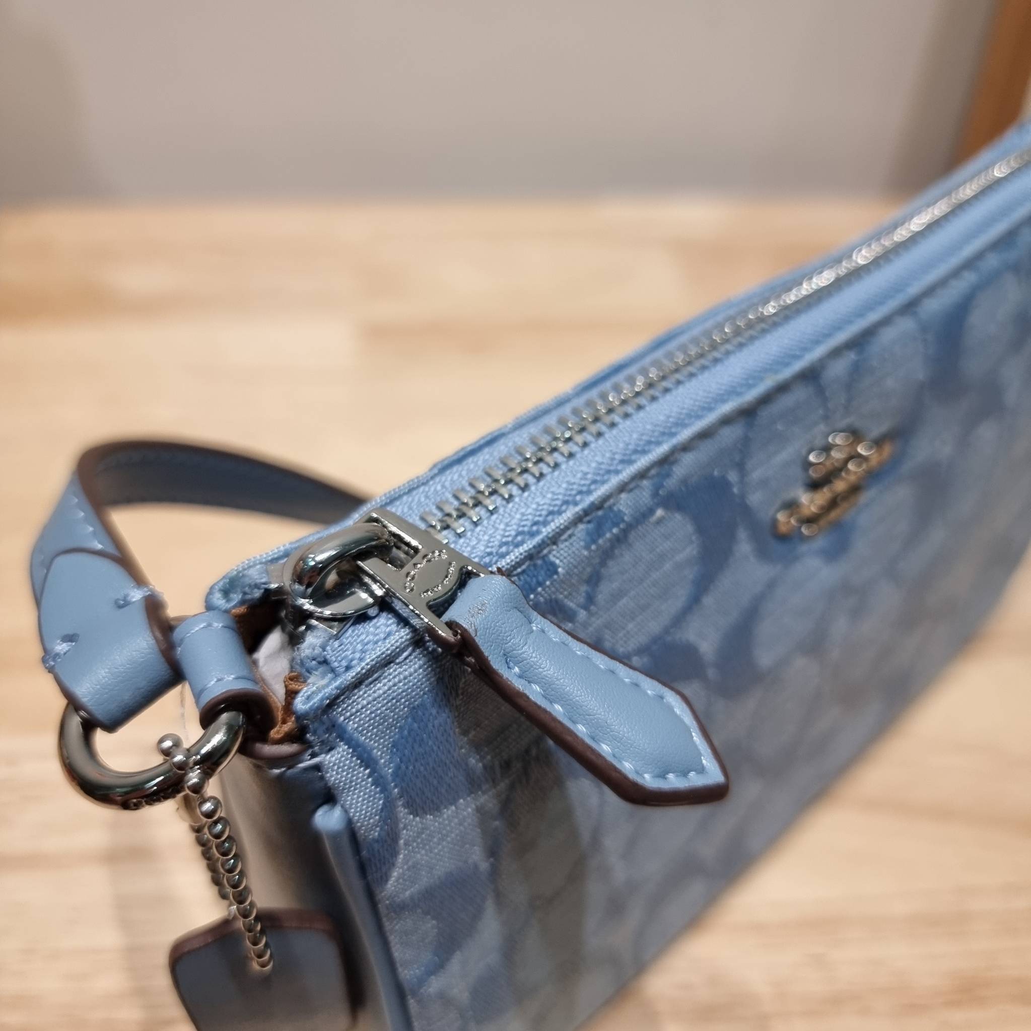 COACH Nolita 15 In Signature Chambray CI027 พร้อมส่ง คอลเลคชั่นใหม่ น่ารักน่าใช้ ในสไตล์คลาสสิค กระเป๋าทรงพอชขนาดมินิ สาวๆเห็นใบจริง ยังไงก็ต้องหลงรักไอเท็มนี้แน่นอนจ้า