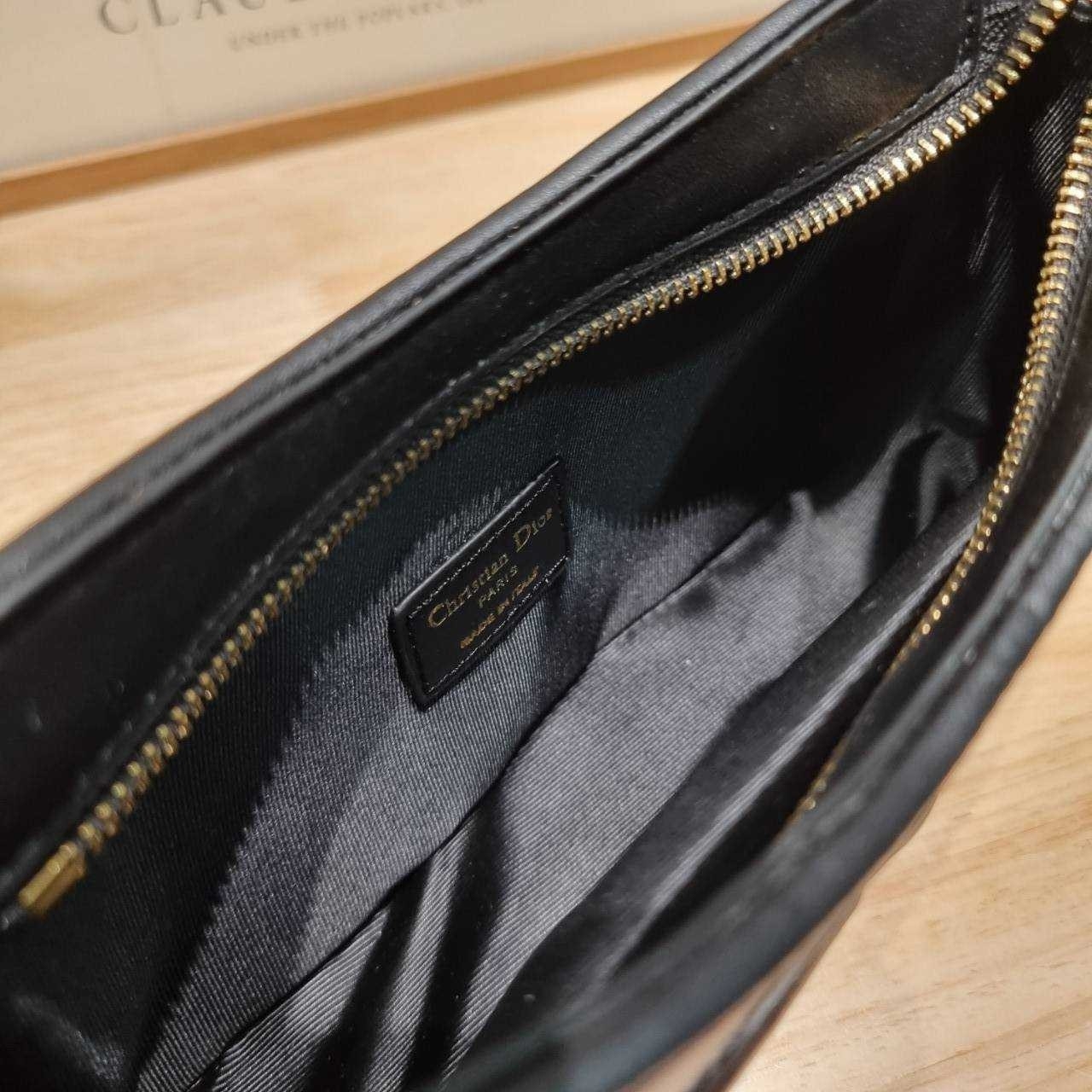 CD SIGNATURE HOBO MINI BAG กระเป๋าสะพายซิกเนเจอร์ โดดเด่นด้วยโลโก้เอกลักษณ์ เกรดออริ 1:1 ใช้งานต่างประเทศได้