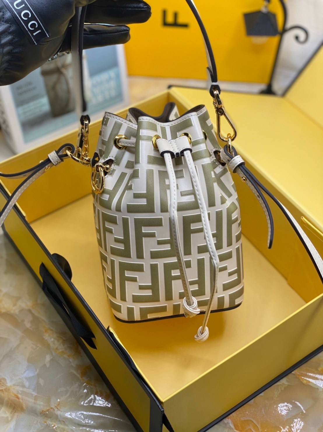 หนังแท้ 】Ori Fendi MonTresor mini Bucket Bag กระเป๋าถือหรือสะพายข้าง วัสดุหนังแท้ทรงขนมจีบ ลายแบรนด์ อะไหล่ทองหรูหรา จุของได้เยอะ น้ำหนักเบา ตั้งอยู่ทรง ด้านในโล่ง มี2สาย สายสั้น+ยาว ถอดสายได้ Crossbody ได้ สายยาวปรับระดับได้ คุ้มสุดๆ ใบนี้ไม่ควรพลาดค่ะ ด
