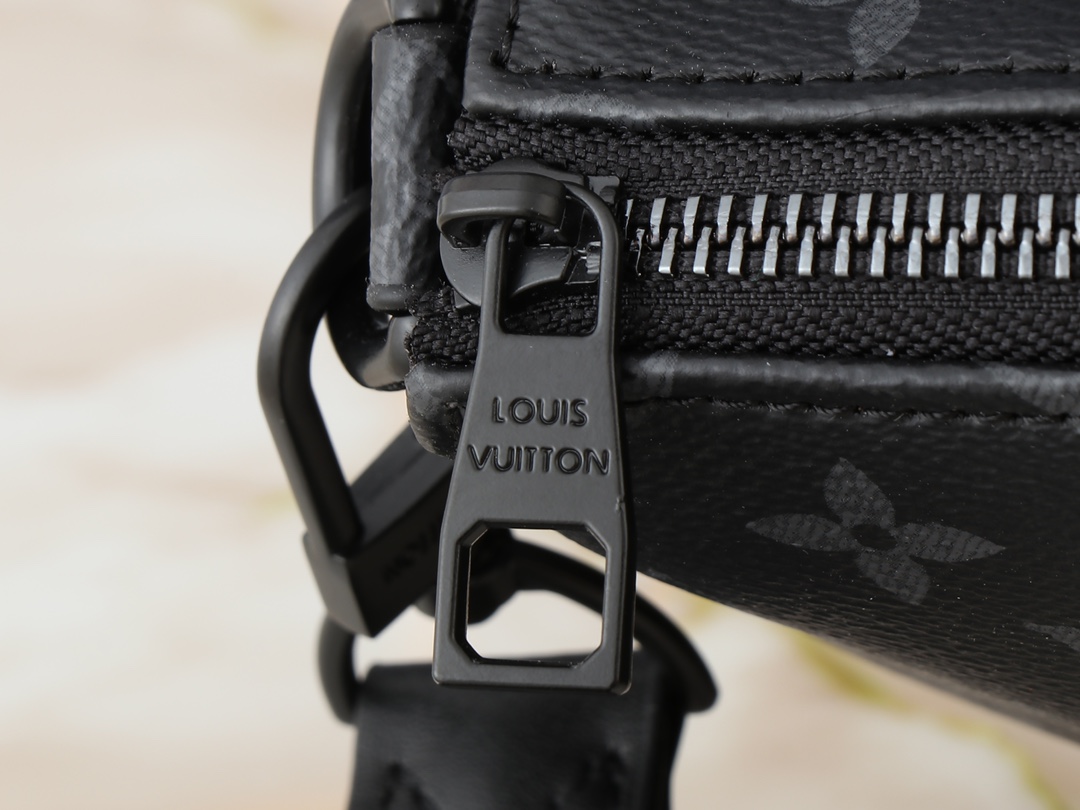 LV Pochette Accessoire XL Bag Monogram Canvas กระเป๋าสะพายทรงพอชรุ่นใหม่ แคนวาสแต่งลายโมโนแกรม โทนสีดำคลาสสิกและเท่มากๆ