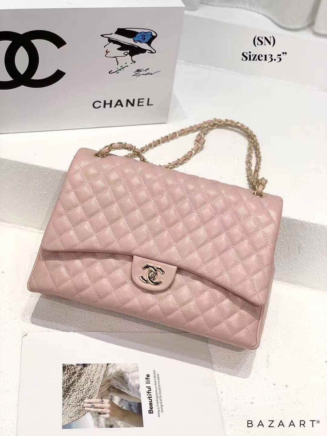 CHANEL MAXI CLASSIC 13.5" กระเป๋าสะพายทรงคลาสสิคใบใหญ่ จุของได้เยอะมากๆ งานสวยหรูมาแต่ไกล สวยงามไม่ผิดหวังค่ะ