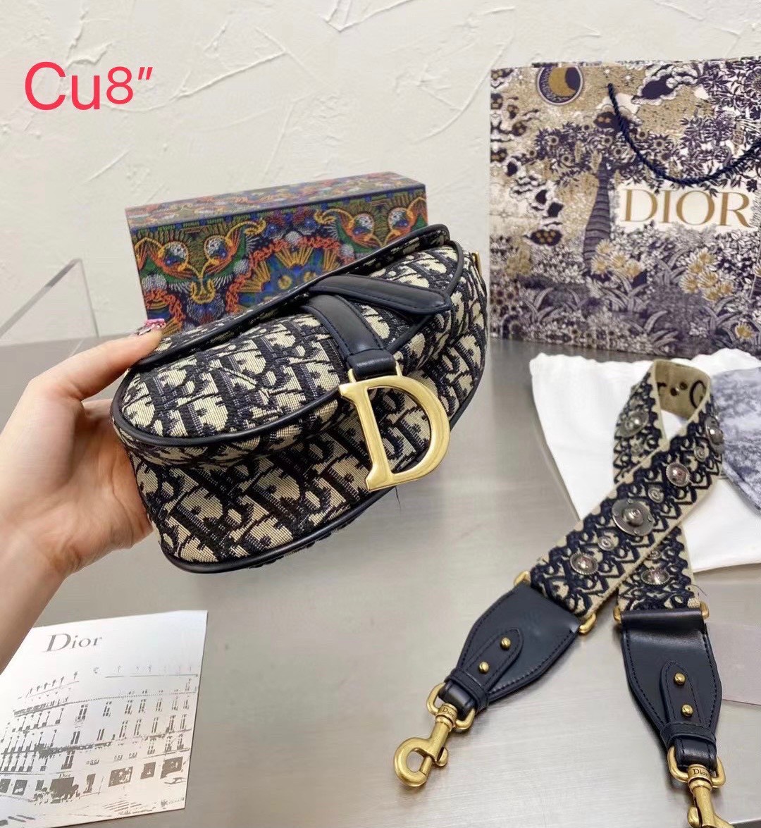 DIOR Mini Saddle Bag with Strap **รอบราคาพิเศษ** มาพร้อมสายครอสบอดี้สุดคุ้ม กระเป๋ารุ่นยอดนิยม งานผ้าแจ็คการ์ดลาย Oblique ลูกเล่นห้อยด้วยตัวอักษร D ตรงหูหิ้วมีกิมมิค CD สีทอง
