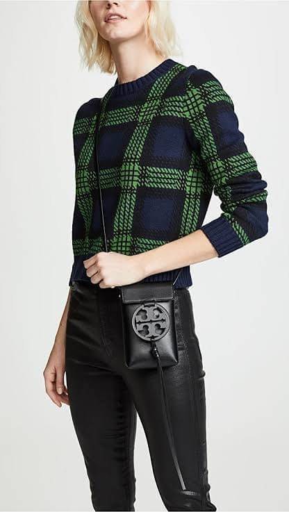 TORY BURCH MILLER METAL PHONE CROSSBODY อีกหนึ่งกระเป๋าใส่มือถือรุ่นฮิตที่เชื่อว่าหลาย ๆ คนต้องเคยเห็นผ่าน ๆ ตามาอย่างแน่นอน กับแบรนด์ Tory Burch ดีไซน์กระเป๋าทรงฝาพับแม่เหล็กใช้งานง่าย มาพร้อมดีเทล Logo สีเดียวกับเฉดสีของกระเป๋า แต่ยังมีความน่ารักด้วยทรง