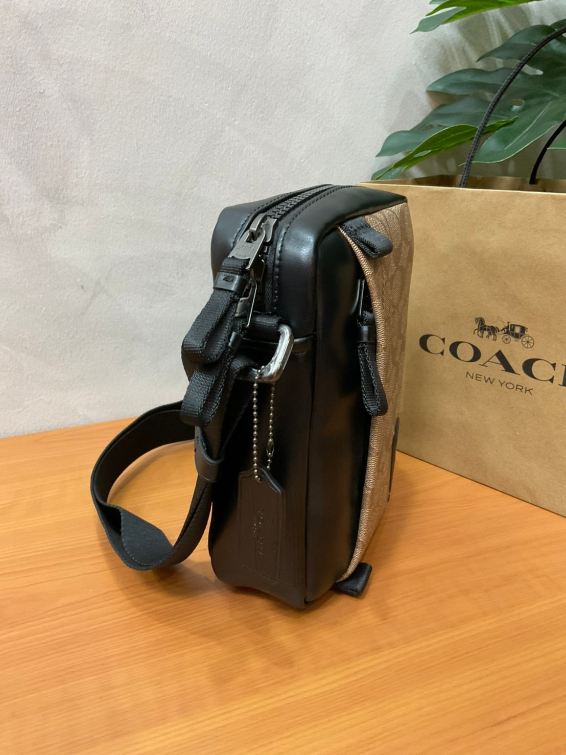 COACH NORTH/SOUTH EDGE CROSSBODY (COACH 5626) IN SIGNATURE CANVAS (COACH 6788) กระเป๋าสะพายผู้ชาย กระเป๋าสะพายรุ่นใหม่ ชนช็อป (!!)รุ่นหายาก สี COBALT MULTI วัสดุทำจาก หนังลูกวัวแท้ เนื้อเรียบ พิมพ์ลาย ขนาดกำลังดี