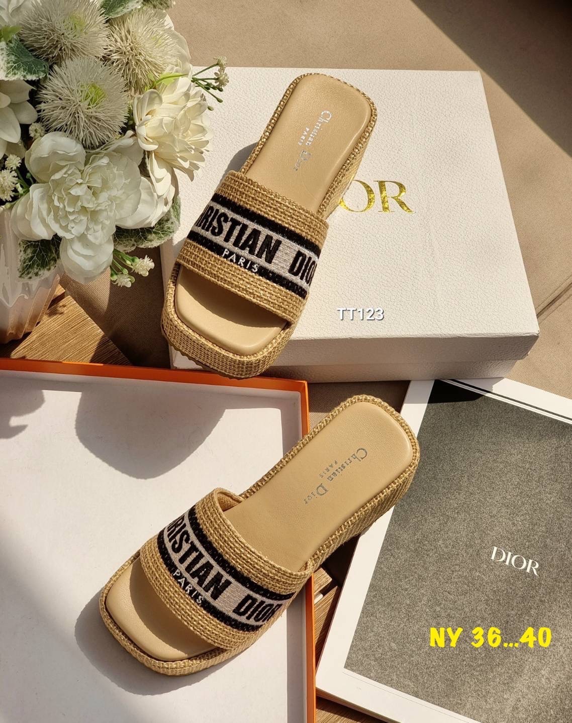 พร้อมส่ง Dior Sandals รองเท้าแตะดิออ รองเท้าทรงเตารีดดิออ งานคัดเกรดคุณภาพทอละเอียด ปั้มแบรนด์ พื้นยางกันลื่นอย่างดี กระชับเท้า ใส่สบายเดินได้นาน ไม่เจ็บไม่บีบเท้า สวยเกินราคา ภาพถ่ายจากงานจริง สวยตรงปกค่ะ