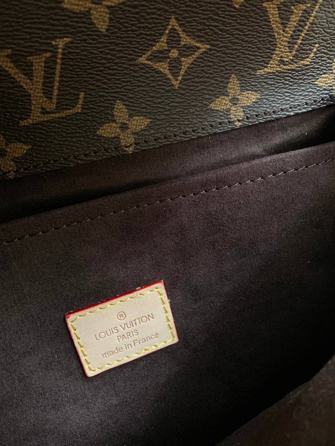 LV Pochette Métis ไอเท็มนำแฟชั่นที่น่าดึงดูดใจอย่างยิ่ง กระเป๋าที่มีรูปลักษณ์ทรงกะทัดรัดและใช้งานได้สะดวก หนังแท้แคนวาสอย่างดีเลยค่ะ ลาย Monogramอัญเป็นเอกลักษณ์ของแบรนด์ เปิด-ปิดแบบกดล็อคอะไหล่สีทองสวยงาม ภายในมี3ช่องกว้างสามารถใช้งานได้หลากหลายและจุของไ