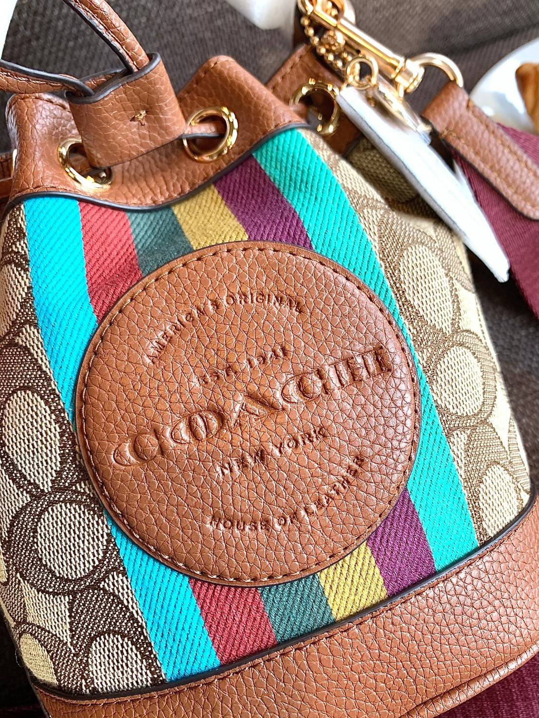 น้องใหม่ล่าสุด สวยเกินต้านเลยค่าา! COACH DEMPSEY DRAWSTRING BUCKET 15 IN SIGNATURE JACQUARD WITH STRIPE 2021 พร้อมส่งที่ไทย ออกใหม่ล่าสุด ห้ามพลาดค่า! กระเป๋าทรงขนมจีบ วัสดุJacquard+หนังแท้ ตัเแทบสีตรงกลาง เพิ่มสีสันเข้ามาได้ลงตัวสวยงามมากๆค่ะ