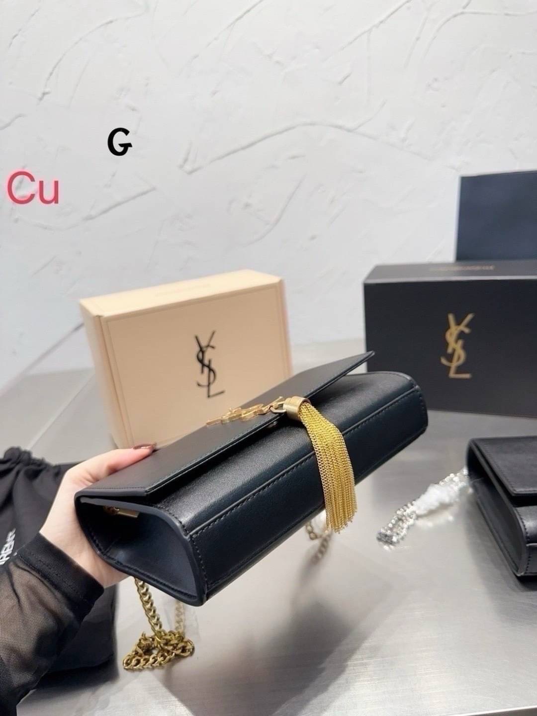 YSL KATE SMALL TASSEL BAG กระเป๋าสะพายทรง woc ที่สุดของความฮอต เป็นเอกลักษณ์ความหรูของแบรนด์เลยก็ว่าได้ ดีไซน์เรียบแต่หรูของจริง เพิ่มดีเทลพู่ห้อยสวยโดดเด่น -- [รับตัวแทนกระเป๋า]