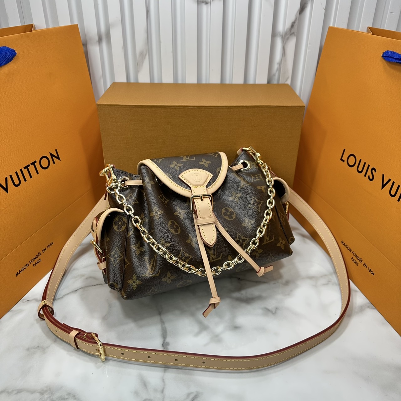 ORI หนังแท้ | LV Odyssee bag Monogram Canvas กระเป๋าสะพายดีไซน์ใหม่ คอลเลกชันประจำฤดูกาล Pre-Fall 2025 ออกแบบมาเพื่อเชิดชูมรดกล้ำค่าที่สืบทอดจากรุ่นสู่รุ่น ดีไซน์ทันสมัยใช้งานได้ทุกวัน