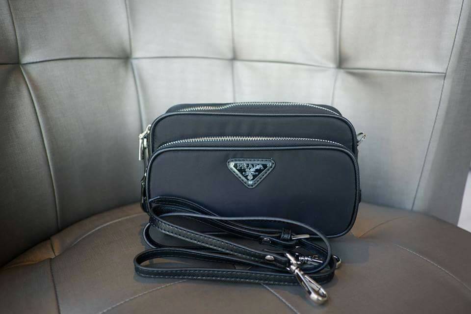 Prada mini crossbody bag งานพรีเมี่ยมกิ๊ฟ จากเคาน์เตอร์ต่างประเทศ Best Seller อีกหนึ่งรุ่นค่ะ กระเป๋าเอนกประสงค์ จากแบรนด์ PRADA กระเป๋าเป็นผ้าไนล่อน ตามแบบฉบับ ของแบรนด์เลย ใบนี้มีสายยาว ปรับได้ 3 ระดับ สามารถ สะพายเป็น Shoulder bag ได้เลย ขนาดกำลังดีค่ะ