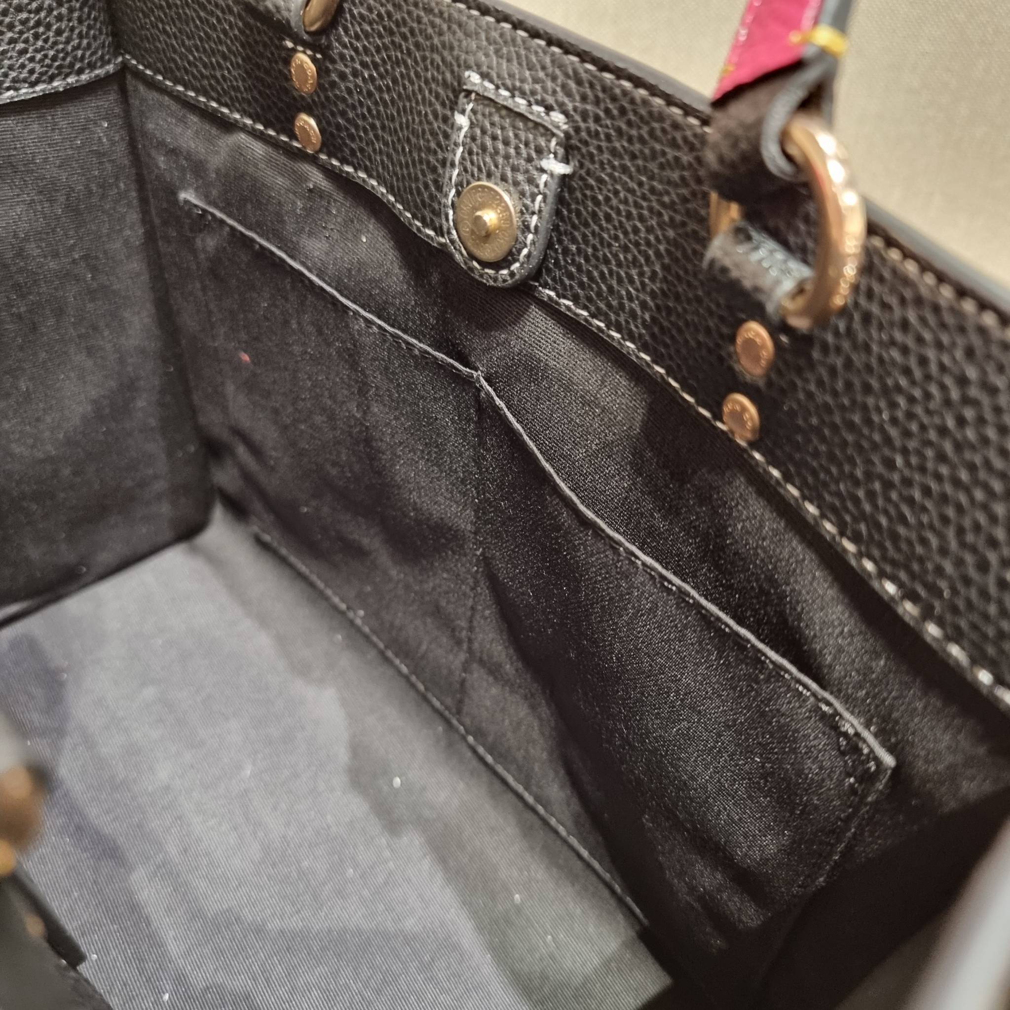 OUTLET 】COACH C6921 DEMPSEY CARRYALL IN SIGNATURE CANVAS WITH SOUVENIR SKYLINE APPLE ใหม่ล่าสุด จัดใหญ่ให้ไปเลย!! กระเป๋าทรงโท้ทไซส์ใหญ่กำลังสวย ใส่ของได้แบบจุๆ โดดเด่นด้วยโลโก้สุดหรู วัสดุหนังแคนวาสคุณภาพดีสลับหนัง pepble ภายในกระเป๋าเป็นช่องโล่ง ใส่ของส