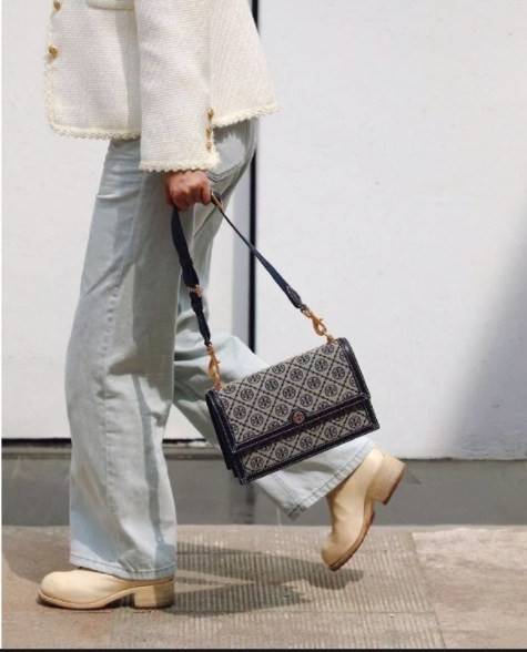 คุณภาพจัดเต็มกันเลยค่าา😘Tory Burch T Monogram Jacquard Shoulder Bag ห้ามพลาด! กระเป๋าสะพายแบบครอสบอดี้ร์ วัสดุJacquard+หนังแท้ชั้นดี ได้ลงตัวสวยงาม รูปแบบร่วมสมัยตามแบบฉบับแบรด์ได้ดีทีเดียวค่ะ! เปิดปิดกระเป๋าแบบอะไหล่แบรนด์ล็อคแม่เหล็ก