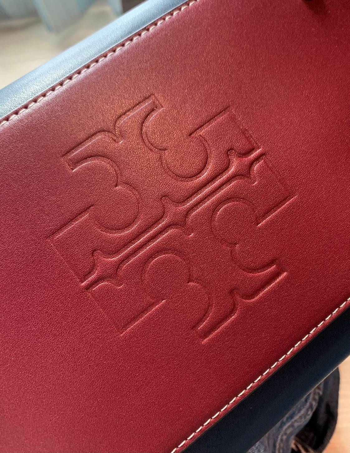 TORY BURCH T Monogram Color-block Barrel Duffle พร้อมส่งที่ไทย สวยก่อนใคร ใบใหญ่ ใส่จุไปเลยจ้าา😘 ✔️กระเป๋าทรงหมอน วัสดุหนังแท้ชั้นดีที่สุด หนังเรียบนิ่มสวย ✔️เปิดปิดกระเป๋าด้วยซิปคู่แบบมีหนังห้อย ภายในกว้างมากสำหรับไซด์นี้ หายห่วงไปเ