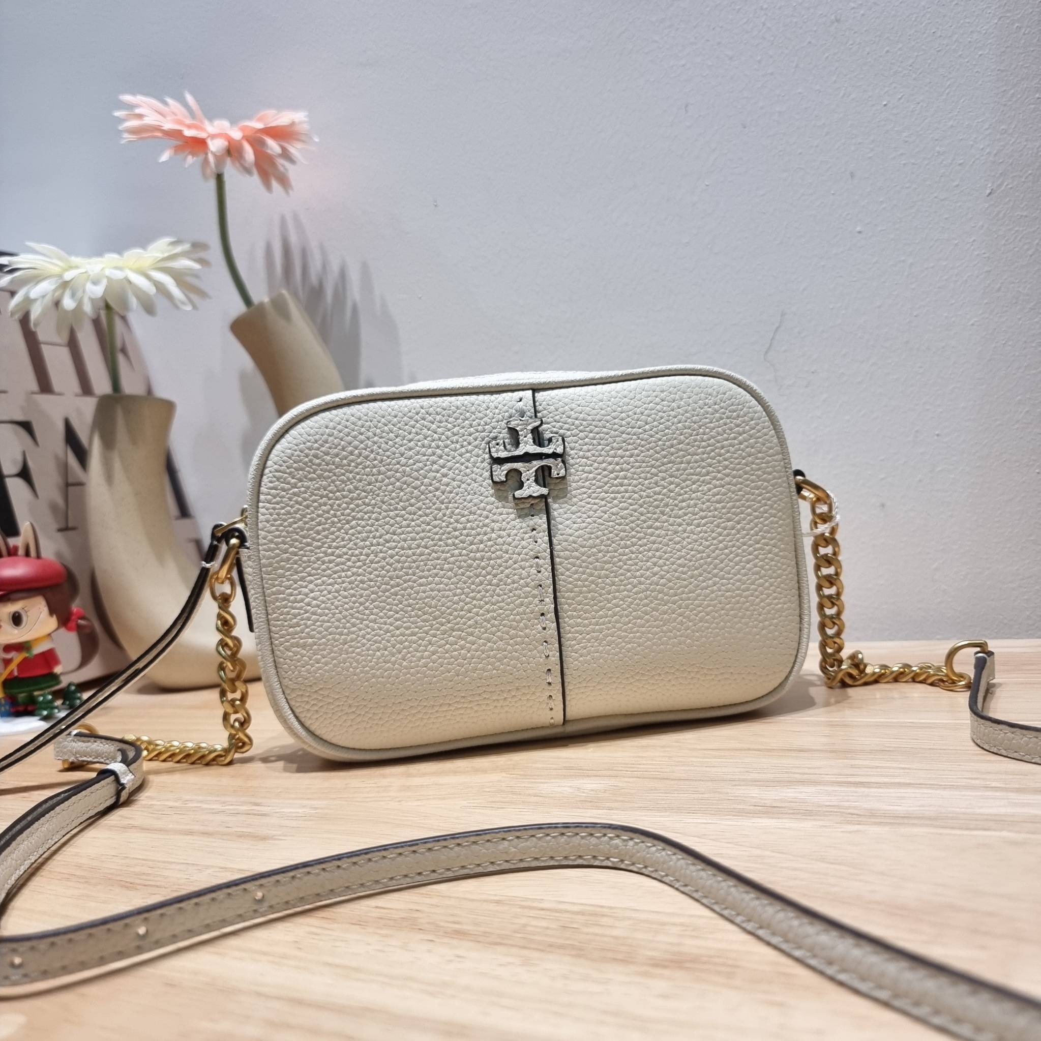 TORY BURCH MCGRAW CAMERA BAG ใหม่จากคอลเลคชั่นสุดคลาสสิค กับกระเป๋าสะพายข้าง ทรงกล่องไซส์กะทัดรัด น้ำหนักเบา ใช้งานง่ายด้วยซิปรูดเปิดปิด แมทช์ได้กับทุกสไตล์การแต่งตัว