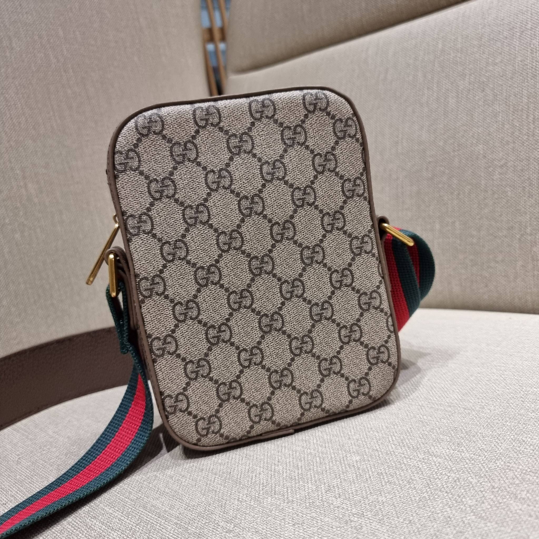 VIP 】GC VIP MINI MESSENGER CROSSBODY BAG กระเป๋าสะพายข้างพรีเมี่ยมกิ๊ฟลุคสปอร์ต เรียบแต่แอบหรู ไซส์มินิ น่าใช้!! วัสดุหนังแคนวาส ไม่ต้องห่วงเรื่องความทนทาน ✔️ ตกแต่งสายคาดหรู เท่ ดีไซน์สีตามสัญลักษณ์แบรนด์ เข้ากันมากๆ!! เปิด-ปิดด้วยซิป ด้านหน้ามีช่