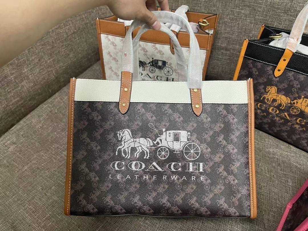 COACH FIELD TOTE 30 WITH HORSE AND CARRIAGE PRINTAND CARRIAGE BADGE 📣พร้อมส่งที่ไทย ใหม่ล่าสุด บอกเลยสีสวย สุดคลาสสิคมากๆ