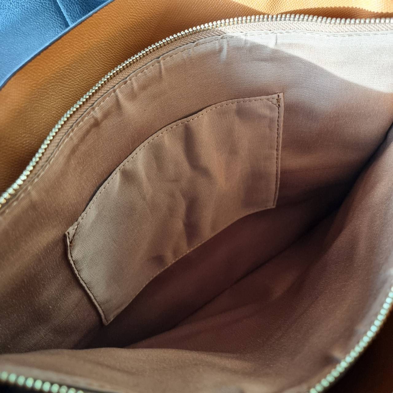 COACH 1665 MOLLIE TOTE IN SIGNATURE CANVAS กระเป๋าโท้ทใบใหญ่ ไม่ต้องกลัวของหล่นหายอีกต่อไป!! ทรงสวยใส่ของได้เยอะจริงๆ สีนี้คือคุณหนูหรูจัดมาก!! วัสดุหนังแคนวาสเคลือบลาย ภายในโล่งกว้าง มีช่องซิปกลางใส่ของได้อีก สะพายใบนี้ไปต่างจังหวัดได้สบายๆ ตอบโจทย์สาวๆท