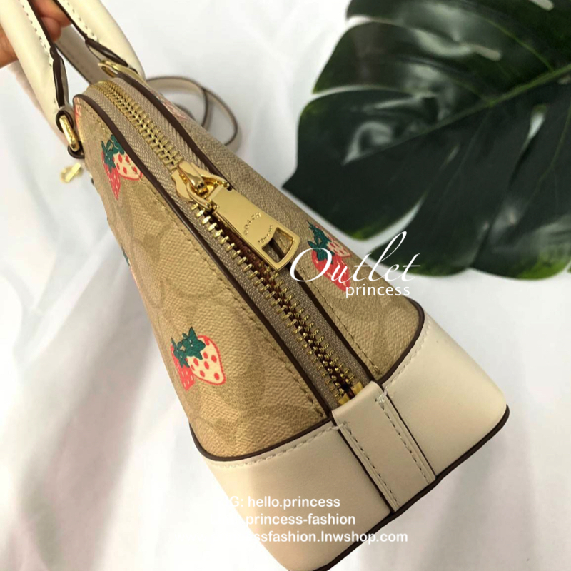 COACH MINI SIERRA SATCHEL IN SIGNATURE WITH STRAWBERRY PRINT (COACH 91514) กระเป๋าทรงโดม สุดฮิต วัสดุ pvc อย่างดีค่ะ 🔺จุดเด่นมีรูปสตรอเบอร์รี่น่ารักๆทั้งใบค่ะ เปิดปิดกระเป๋าแบบซิป ภายในกระเป๋ากว้าง ใส่กระเป๋าเงินใบยาวได้;ของจำเป็นของสาวๆได้ครบค่ะ 