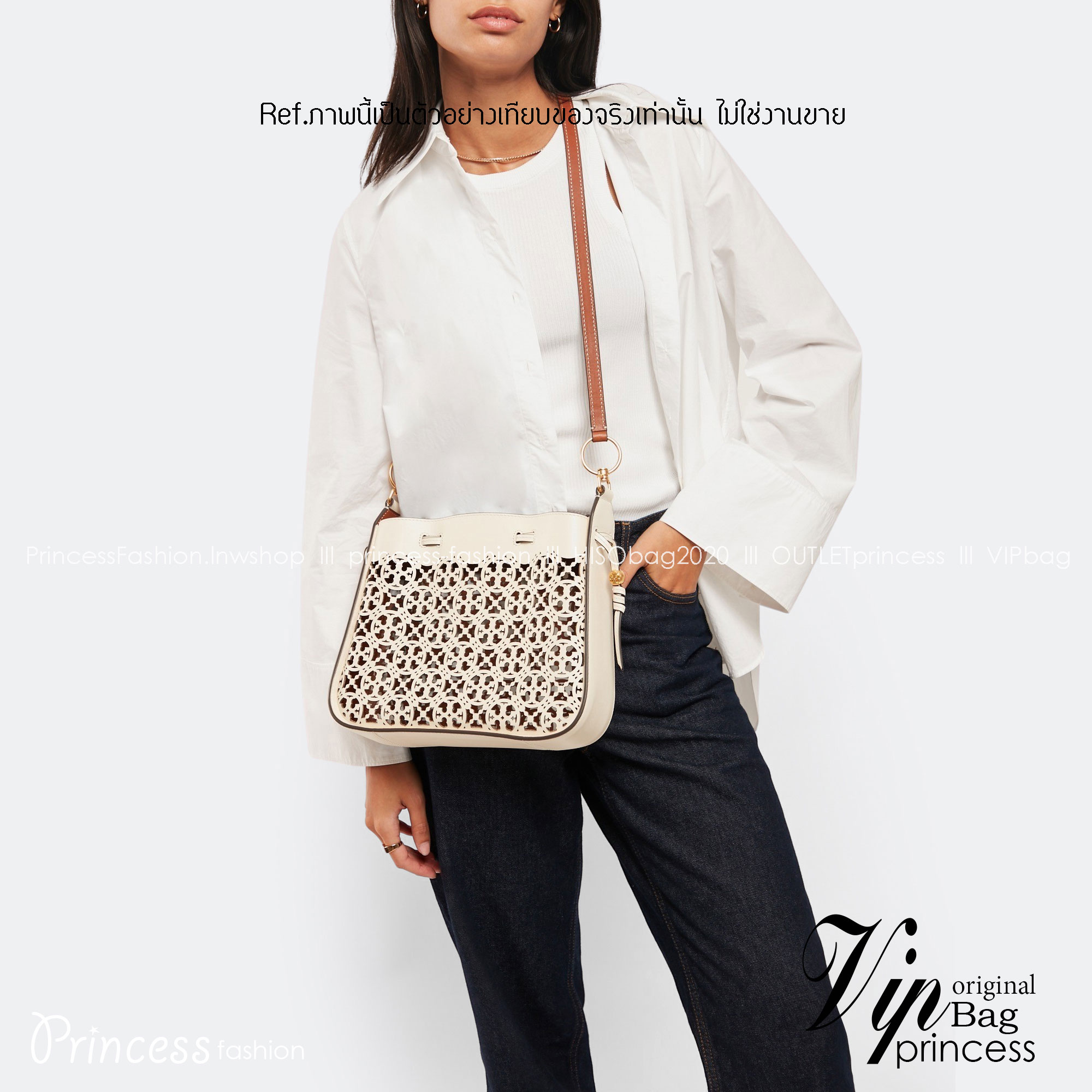 TORY BURCH T MONOGRAM LASER-CUT BELL BAG / TORY TOTE BAG ใจบางที่สุดกับคอลเลคชั่นนี้ กับกระเป๋าสะพายทรงโท้ท งานตามหาและหายาก รุ่นชูโรงสุดฮิต ที่เพิ่มดีเทลความแพงด้วยการฉลุลวดลายโมโนแกรมรอบใบ