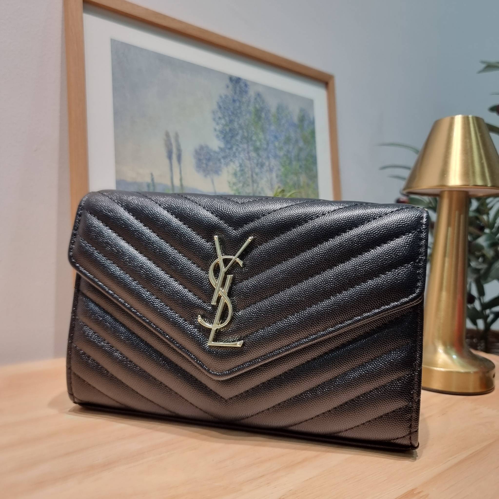 YSL WOC 9 ไม่เคยผิดหวังจริงๆ!! กับรุ่นที่สาวๆรู้กัน Yves Saint laurent clutch bag with chain กระเป๋าสะพายทรง woc สุดฮอต ดีไซน์เรียบหรู โดดเด่นด้วยโลโก้ด้านหน้า เพิ่มดีเทลความผู้ดี