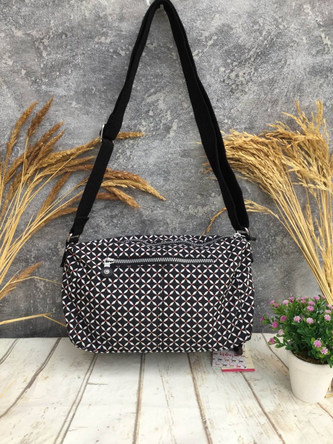 กระเป๋าสะพาย KIPLING รุ่น Reth วัสดุไนล่อนคุณภาพดี มาพร้อมดีไซน์ทันสมัย และสามารถใช้งานได้อย่างดี เข้ากับทุกการแต่งตัว โดดเด่นด้วยพื้นที่ภายในและช่องต่างๆ ที่ให้คุณจัดเก็บของสำคัญได้ครบถ้วน ไม่ว่าจะเป็นมือถือ ปากกา หรือไอเท็มจำเป็นของคุณ สายสามารถปรับและถ