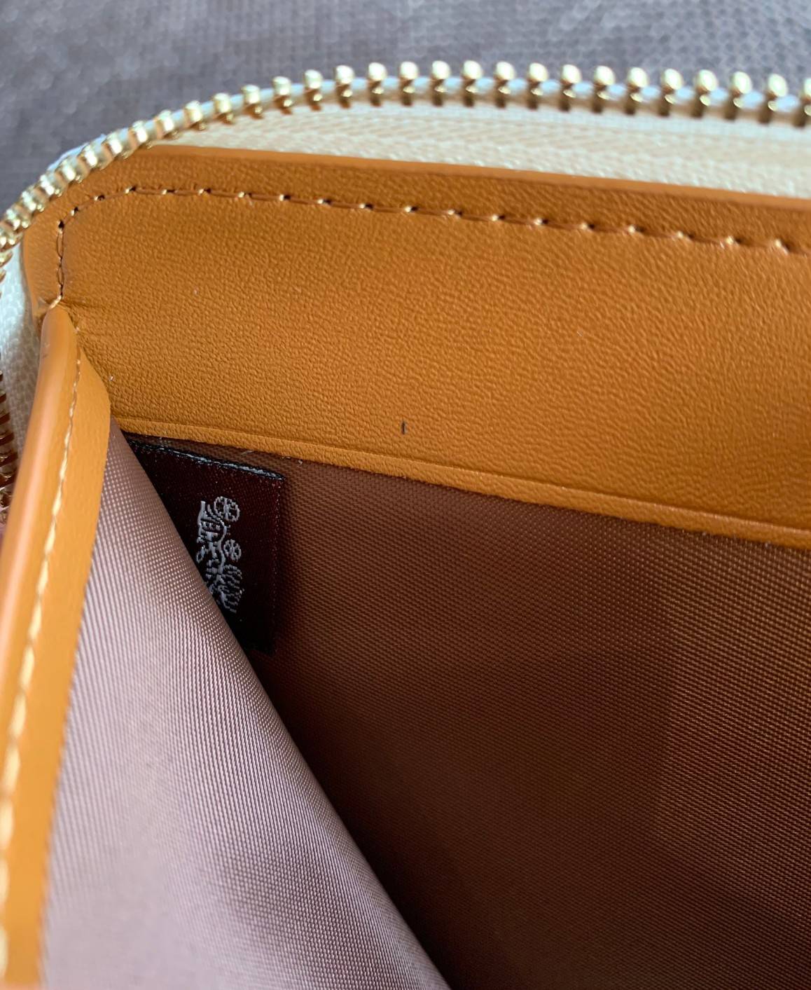 COACH X PEANUTS MEDIUM ID ZIP WALLET WITH WOODSTOCK((C4604)) 📣พร้อมส่งค่ะ! กระเป๋าเงินใบกลาง ขนาดพอดีๆ 🔺ด้านหน้าปั้มตัวการ์ตูน พร้อมตัวอักษรภาษาอังกฤษ นูนเด่นชัด ซุกซน น่ารักมากๆค่ะ ✔️เปิดปิดกระเป๋าแบบซิป ภายในมีช่องเสียบบัตรได้ถึง1