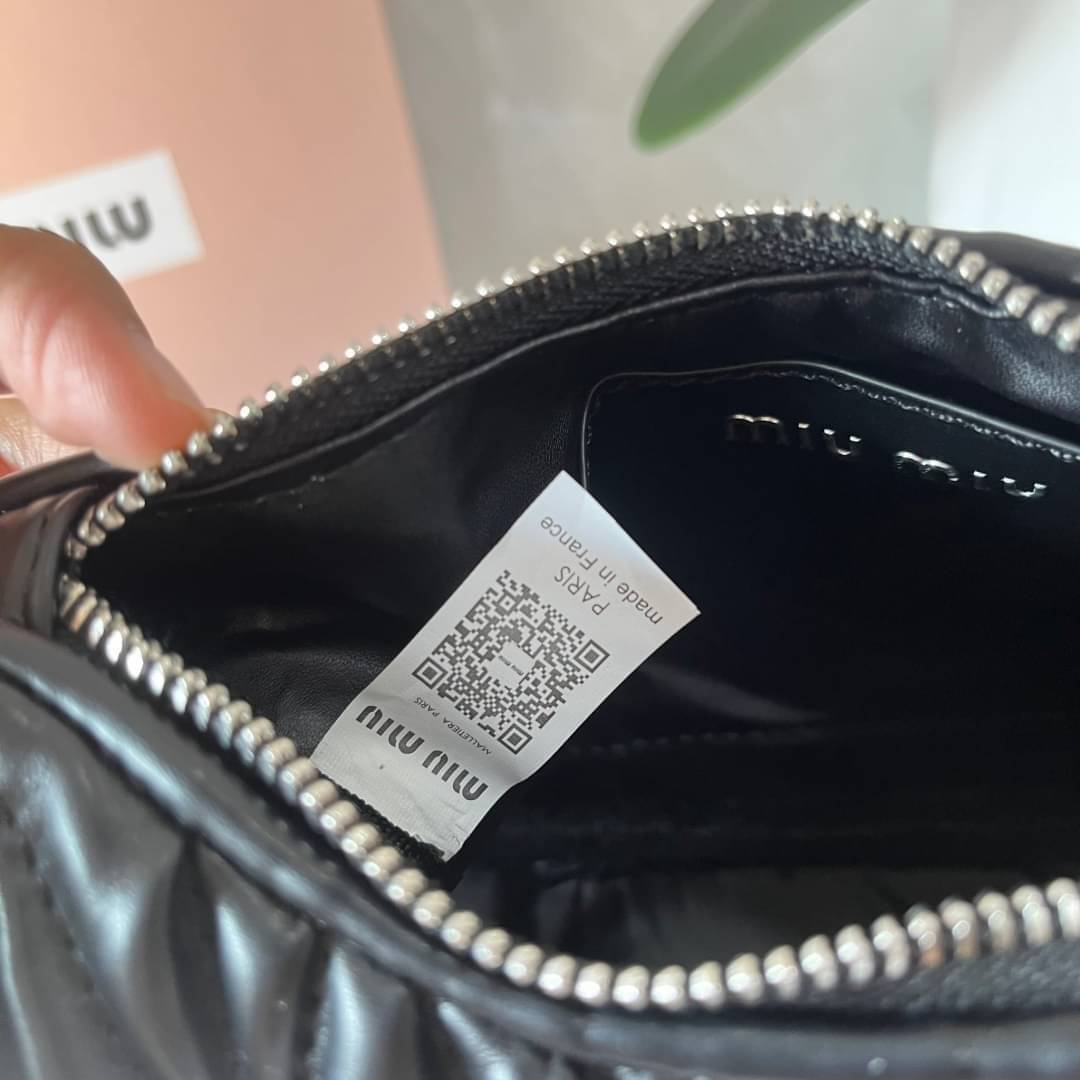 MIU MIU matelasse nappa leather shoulder bag กระเป๋าสะพายข้าง สายสะพายประดับไข่มุกและคริสตัล ให้ความละมุม ลุคคุณหนูน่ารักสุดๆคะ