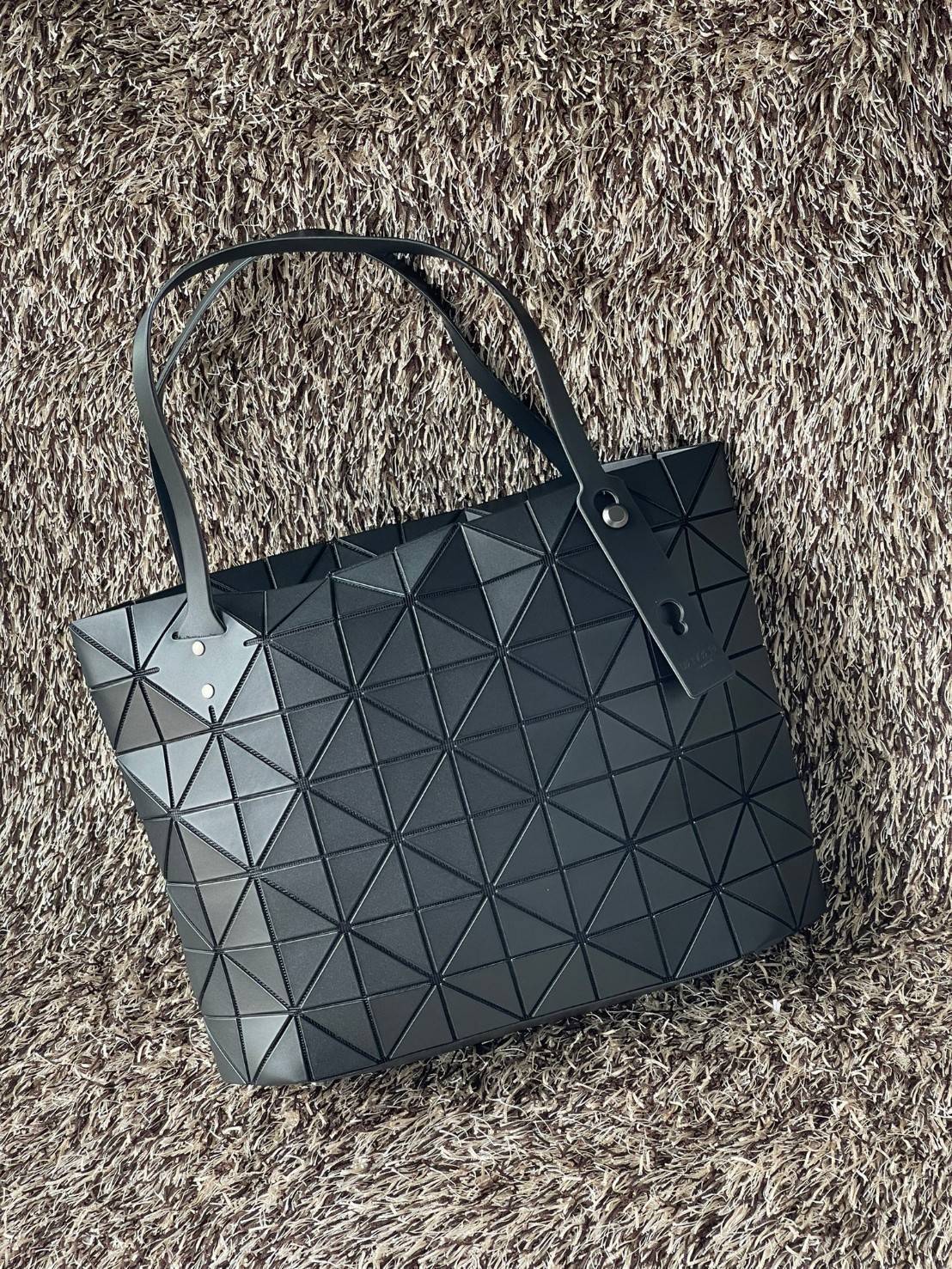Bao Bao Issey Miyake ROCK MATTE ซีรีส์นี้จะเป็นทรงสี่เหลี่ยมผืนผ้า มีซิปปิดด้านบน ถือเป็นรุ่นที่เหมาะกับการใช้งานในชีวิตประจำวัน สามารถพับมุมและบริเวณด้านล่างของกระเป๋าเพื่อเพิ่มความสะดวกสบายในการใช้งาน ทั้งยังช่วยให้วางกระเป๋าในแนวตั้งได้อีกด้วย แผ่นต่อส