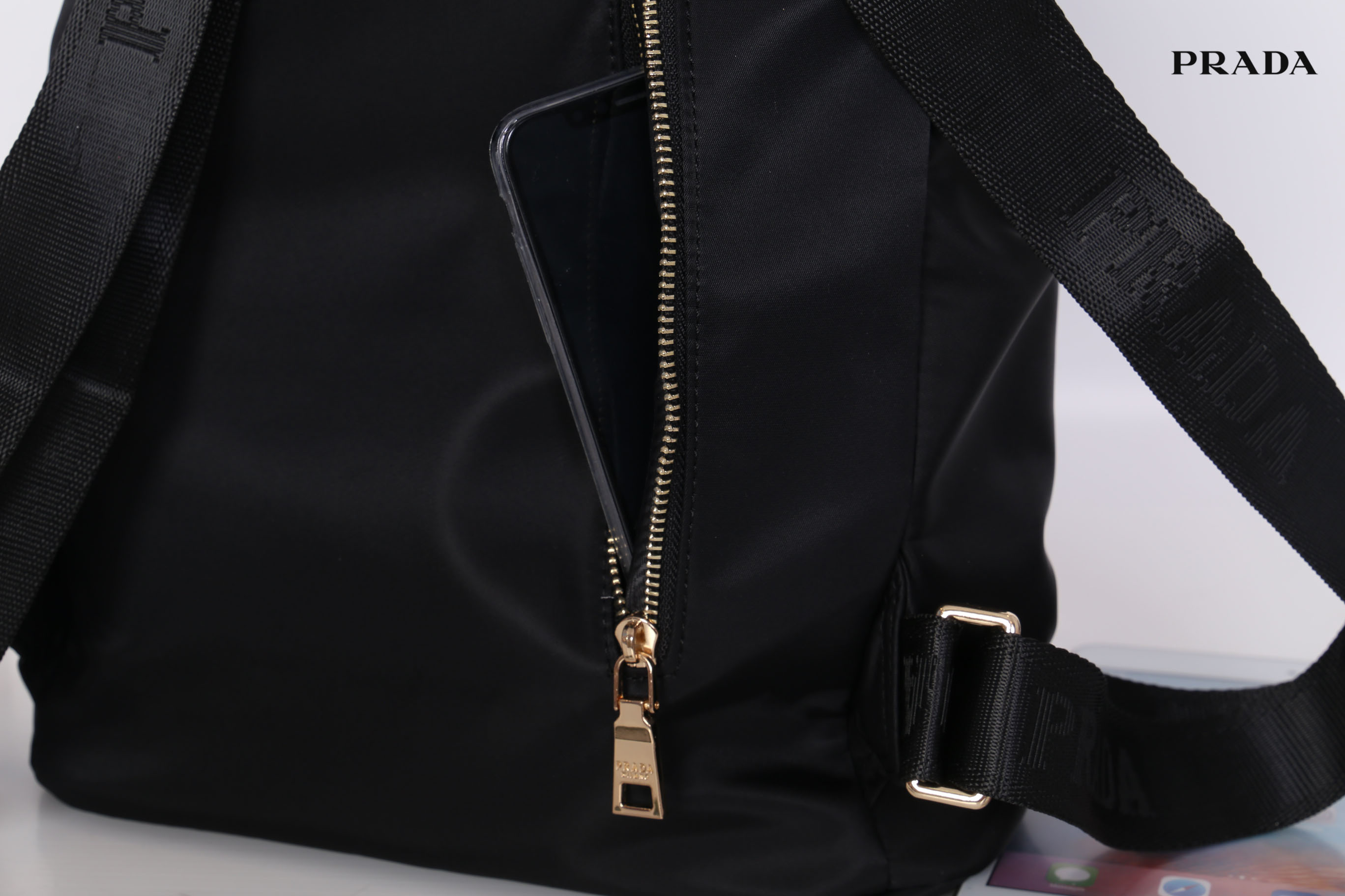 Prada Nylon Drawstring Backpack Bag สินค้า Premium gift จากเค้าเตอร์แบรนดืต่างประเทศ แท้ 100% กระเป๋าสะพายเป้ รุ่น Limited Edition VIP GIFT ทำจากวัสดุผ้า Nylon เนื้อหนา คุณภาพดี ทรงสวย ดีไซน์เกร๋ สไตล์ Prada ด้านหน้ามีช่องกว้างใส่ของจุกจิก อะไหล่ทอง สวยหร