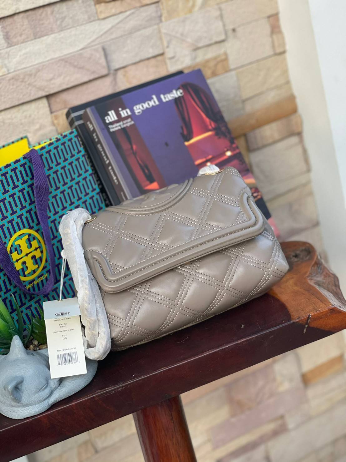 ของแท้ 💯% Tory burch Fleming Soft Small Convetible Shoulder bag กระเป๋าเฟลมมิ่ง (Fleming) สุดคลาสสิค ทำจากหนังนุ่มกับเทคนิคการเย็บแบบควิลท์ เพิ่มความเป็นเอกลักษณ์ด้วยโลโก้ลายดับเบิ้ล