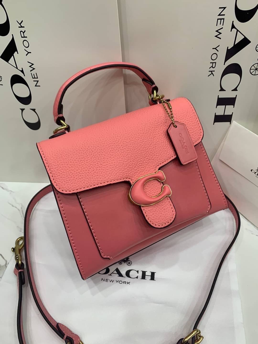 COACH TABBY TOP HANDLE 20 พร้อมส่งที่ไทยค่ะ! กระเป๋าหิ้ว//สะพายข้างได้ หนังแท้อย่างดี กหนึ่งใบทำหนังสองลายได้อย่างสวยงาม พร้อมโลโก้รุ่นใหม่ล่าสุดดูดีมากๆค่ะ เปิดปิดกระเป๋าแบบกดล็อค ภายในมีช่องหลักสองช่อง ใส่มือถือได้ทุกรุ่น;กระเป๋าเงินใบกลางได้;ของจำเป็นจ