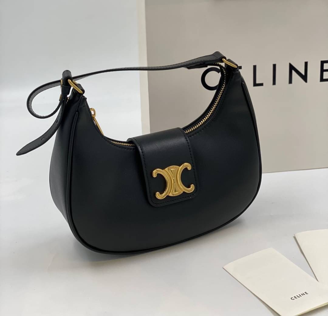 CELINE AVA TRIOMPHE SOFT BAG IN TRIOMPHE CANVAS AND CALFSKIN / CELINE SHOULDER BAG รุ่นใหม่ล่าสุดดีไซน์สวยหรู หนังสวยอยู่ทรง ภายในโล่งกว้างและจุสามารถใส่มือถือ กระเป๋าสตางค์ ของใช้ได้เยอะ