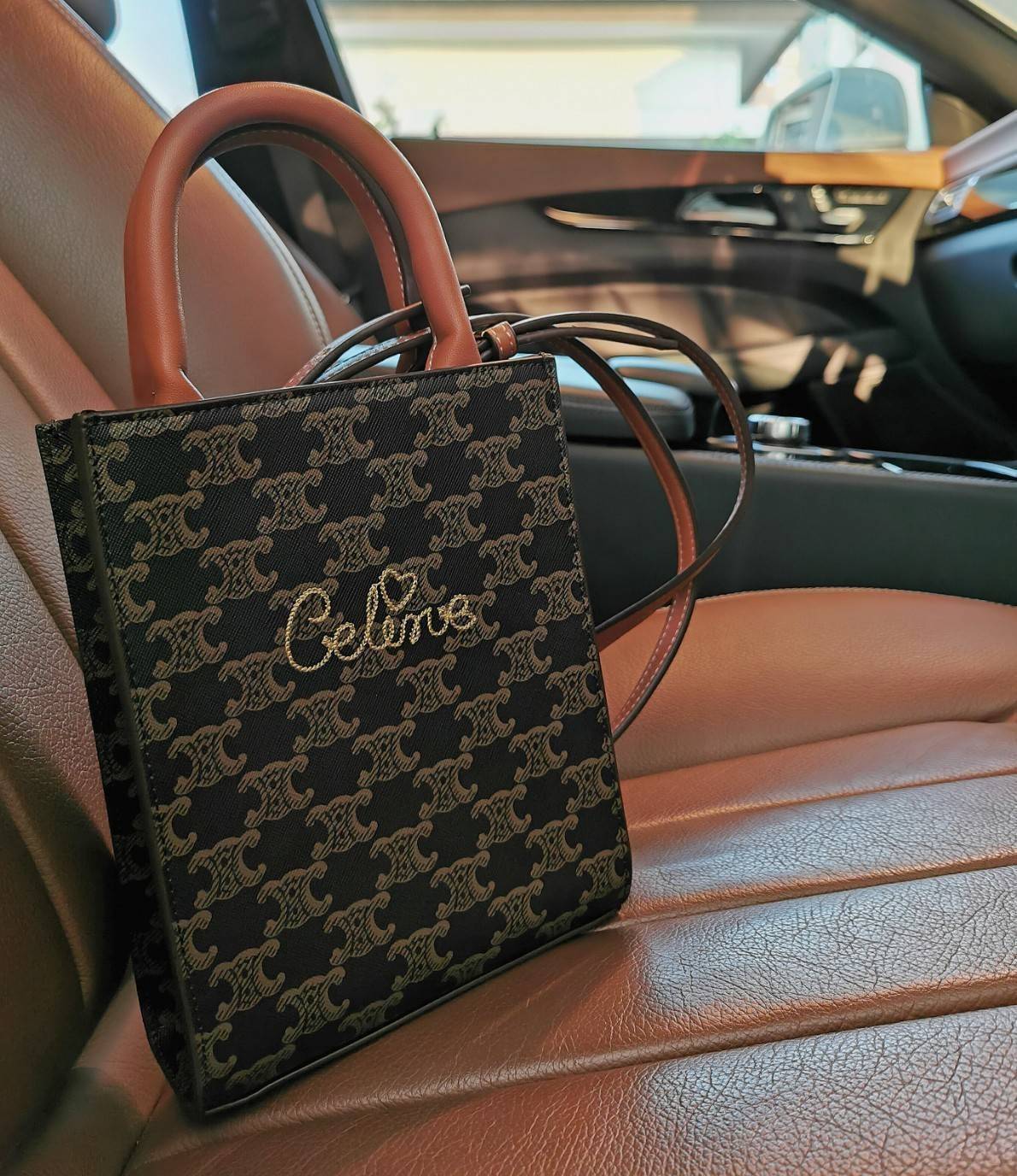 พรีเมี่ยมกิ๊ฟแท้ 100% 】CELINE MINI HAND CARRY AND CROSSBODY BAG VIP GIFT WITH PURCHASE (GWP) พรีเมี่ยมกิ๊ฟ Limited จาก CELINE HAUTE PARFUME DUTYFREE COUNTER วัสดุ COATED CANVAS ดีไซน์ทรงเหลี่ยมสวยหรูสุดคลาสสิคในสไตล์สาว Lisa