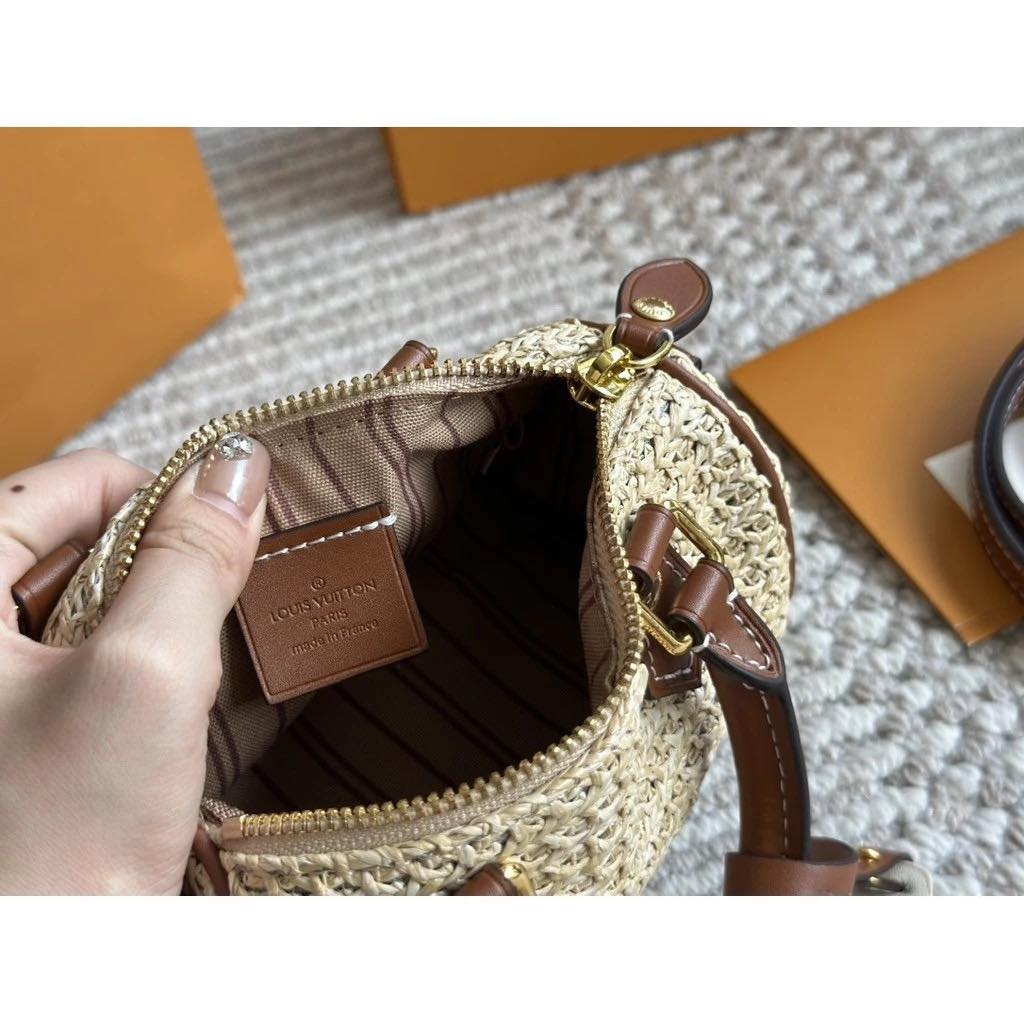 LV Nano Speedy Raffia bag กระเป๋าสานไซส์มินิ ดีไซน์ใหม่สุดเอ็กซ์คลูซีฟจากเส้นใยถักแบบโครเชต์ พร้อมสายสะพาย ใช้ในวันสบายๆ ผ่อนคลาย เรียบหรูดูมีสไตส์