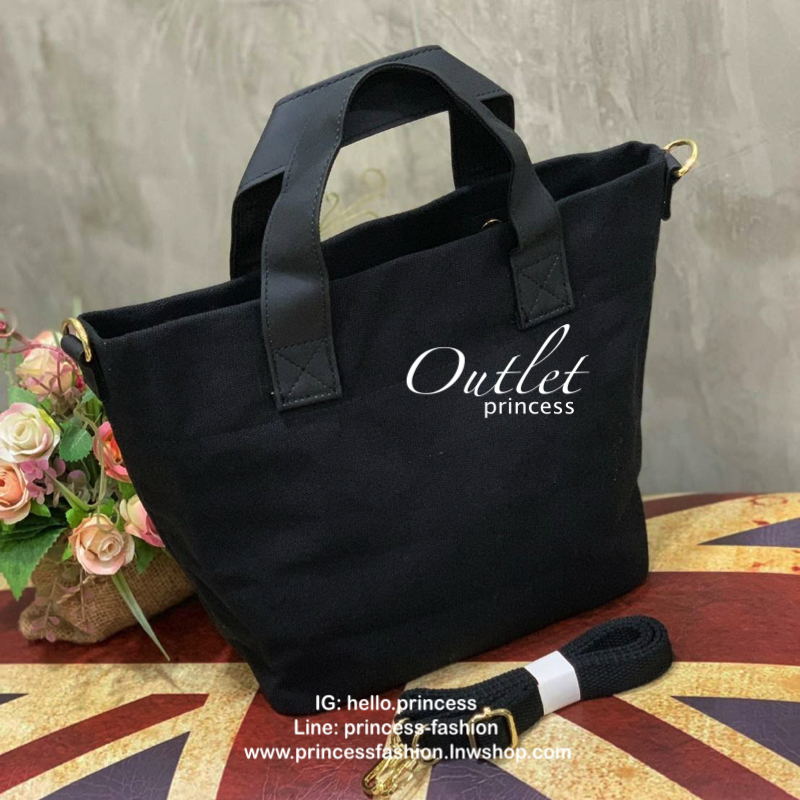 ANELLO MICKEY LIMITED EDITION MEDIUM DT-G004 เอาใจวัยรุ่นกับอีกหนึ่งคอลเลคชั่นน่าสะสมจากมิกกี้ เมาส์และมินนี่ เมาส์ ที่วาดลวดลายของตัวการ์ตูนยอดฮิตลงบนกระเป๋าให้เป็นซิกเนเจอร์กับรูปแบบทรง medium tote ขนาดกลางกำลังดี อีกทั้งยังเลือกใช้วัสดุอย่างผ้า Canvas 