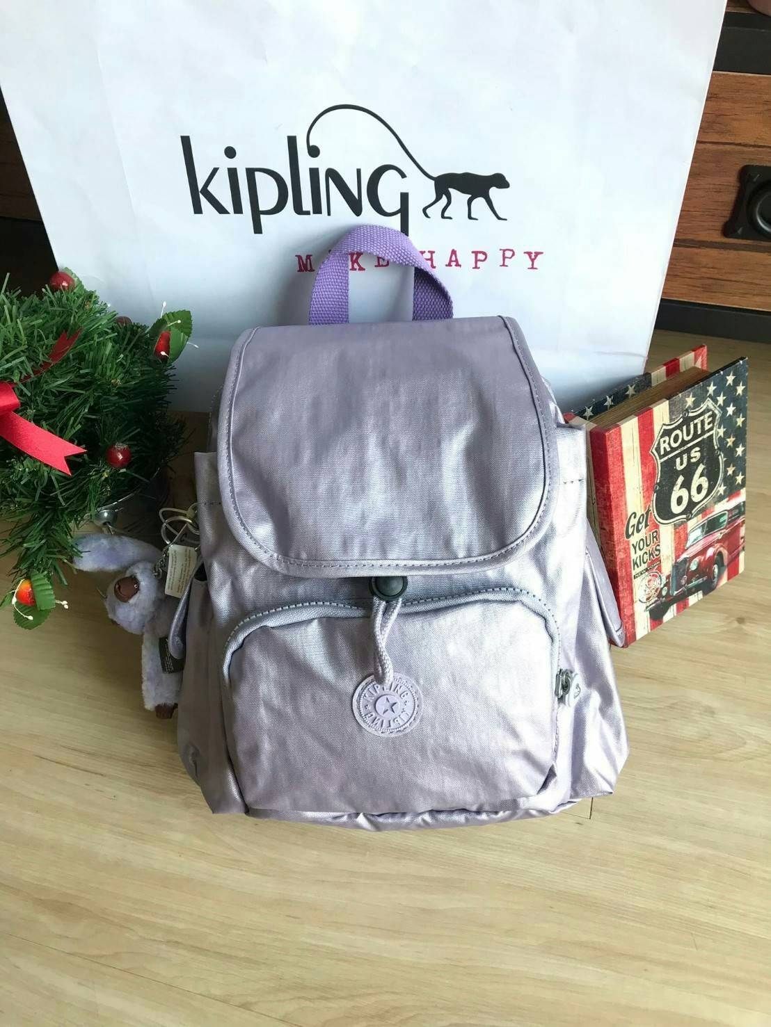 Kipling City Pack Backpack วัสดุPolyamide100% เป้ขนาดกลาง ที่เปิดปิดด้วยตัวล็อค2ชั้นด้วยกระดุมแม่เหล็กและซิป มีช่องใช้งานหลายช่องรวมถึงช่องซิปด้านหน้า มีลูกเล่นที่ด้านหลังมีช่องซิปสำหรับเก็บของและเก็บสายเป้ได้ หรือใช้สายจากเป้สะพายไหล่ได้ ประดับด้วยพวงกุญ