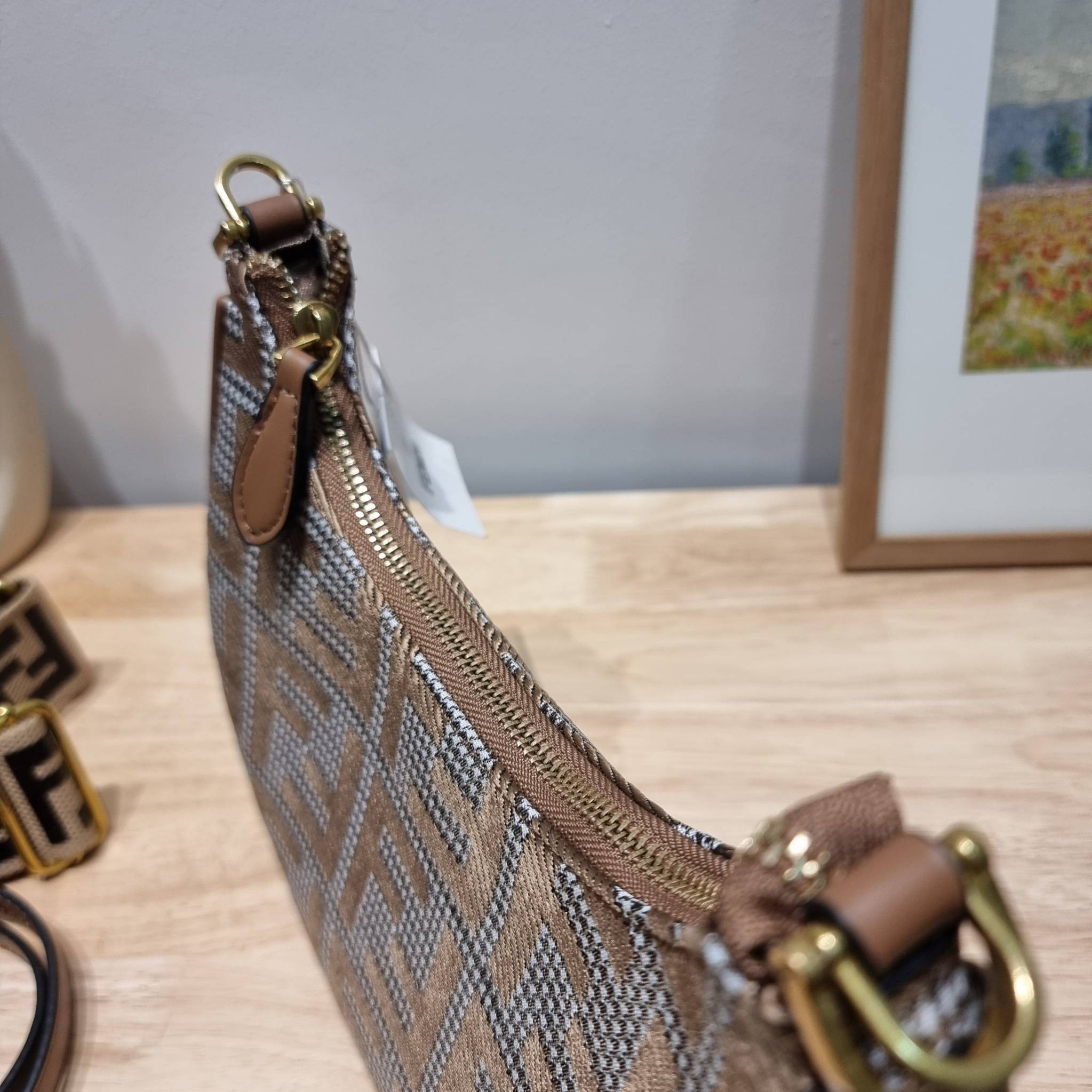 Fendigraphy Small FF fabric bag / FENDI HOBO / FENDI MONOGRAM CROSSBODY HOBO BAG กระเป๋าสะพายข้างใหม่ล่าสุด ดีไซน์ลวดลายรอบใบ มี texture โดดเด่นน่าใช้ ดูหรูและคลาสสิคในตัว