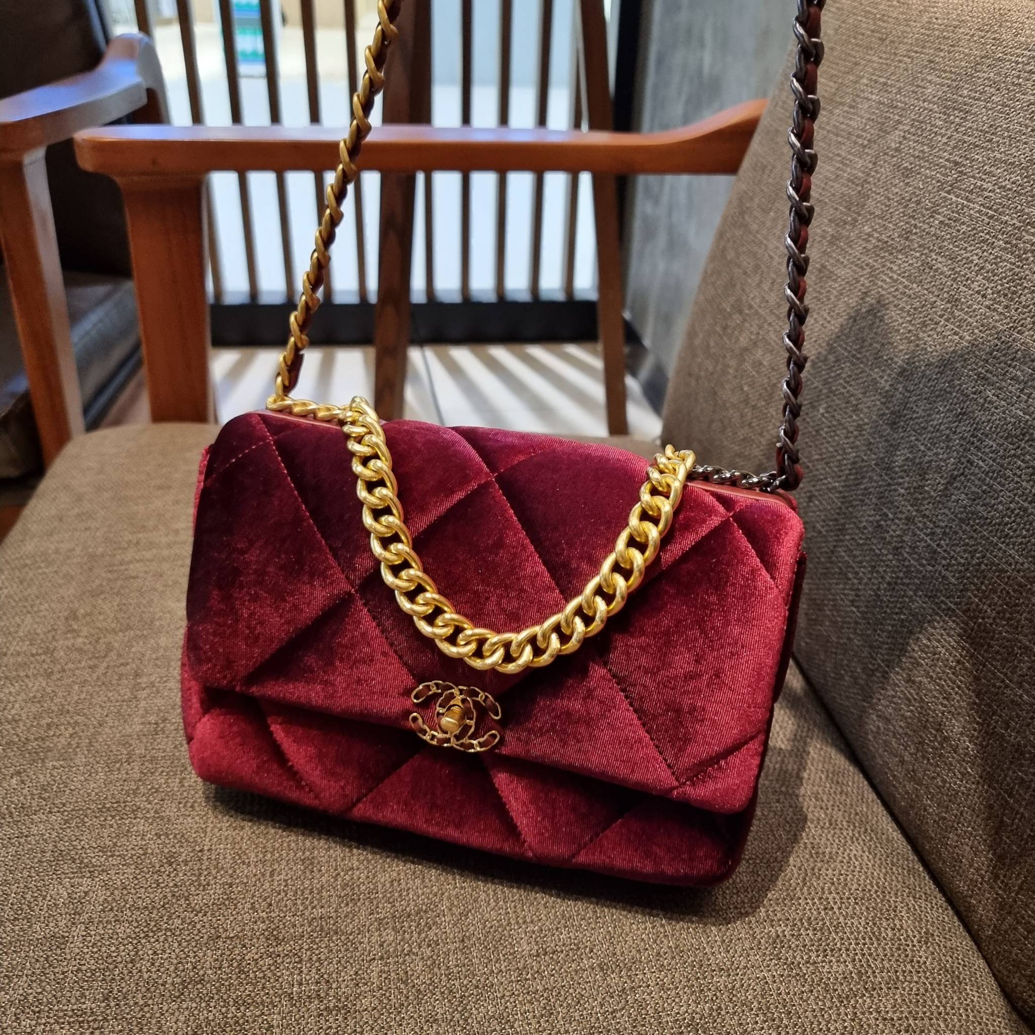 ไม่มองไม่เหลียวไม่ได้แล้ว!! ความหรูที่โดดเด่นจากผ้ากำมะหยี่ สร้างดีเทลผู้ดี ลูกคุณมากๆ Chanel vip boutique กระเป๋าสะพายจาก duty free ในราคาสุดประหยัด!! ดีไซน์เลิศ ตกแต่งด้วยโซ่ทูโทน ลงตัวแบบไม่มีที่ติ เปิด-ปิดด้วยตัวบิดล็อค ภายในโล่งกว้าง ใส่กระเป๋าสตางค์