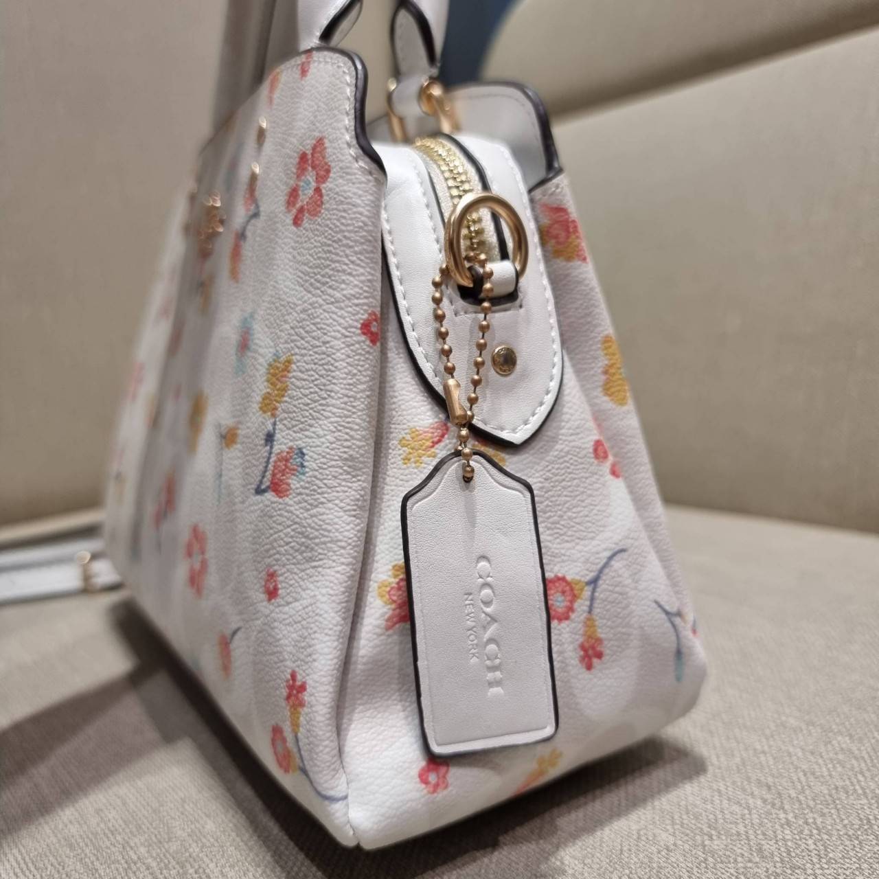 COACH C8340 MINI LILLIE CARRYALL IN SIGNATURE CANVAS WITH MYSTICAL FLORAL PRINT สีใหม่ล่าสุด กับรุ่นที่สุดของความขายดี คอลยอดฮิตในลวดลายสุดชิค กระเป๋าสะพายทรงสวย ที่ดีไซน์ออกมาให้ใช้งานง่าย สะดวก สวย หรู ดูดี!! วัสดุหนังแคนวาสเคลือบลาย มาพร้อมสายสะพายข้าง